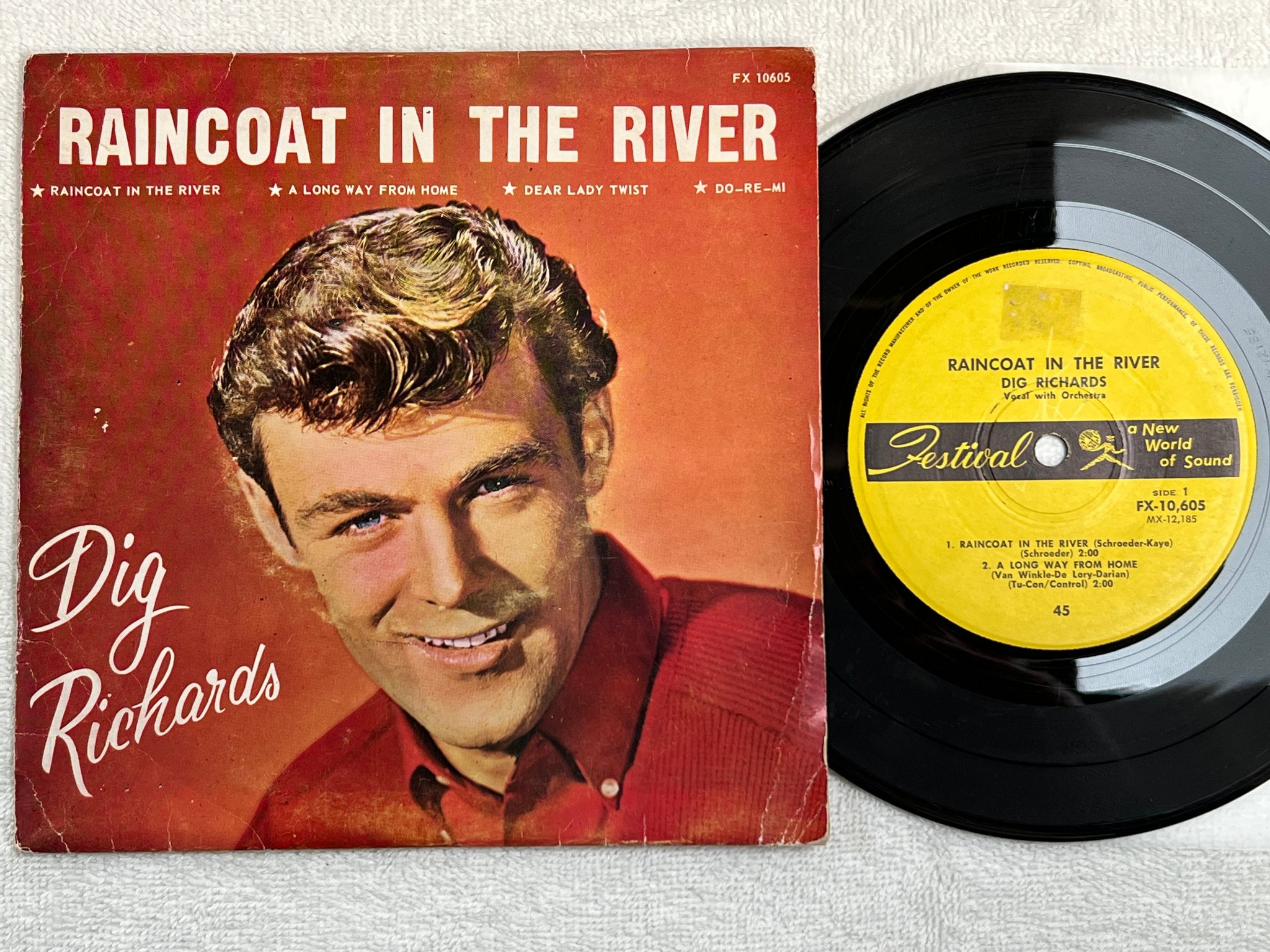 Omslagsbild för skivan DIG RICHARDS raincoat in the river 7"single FX-10,605