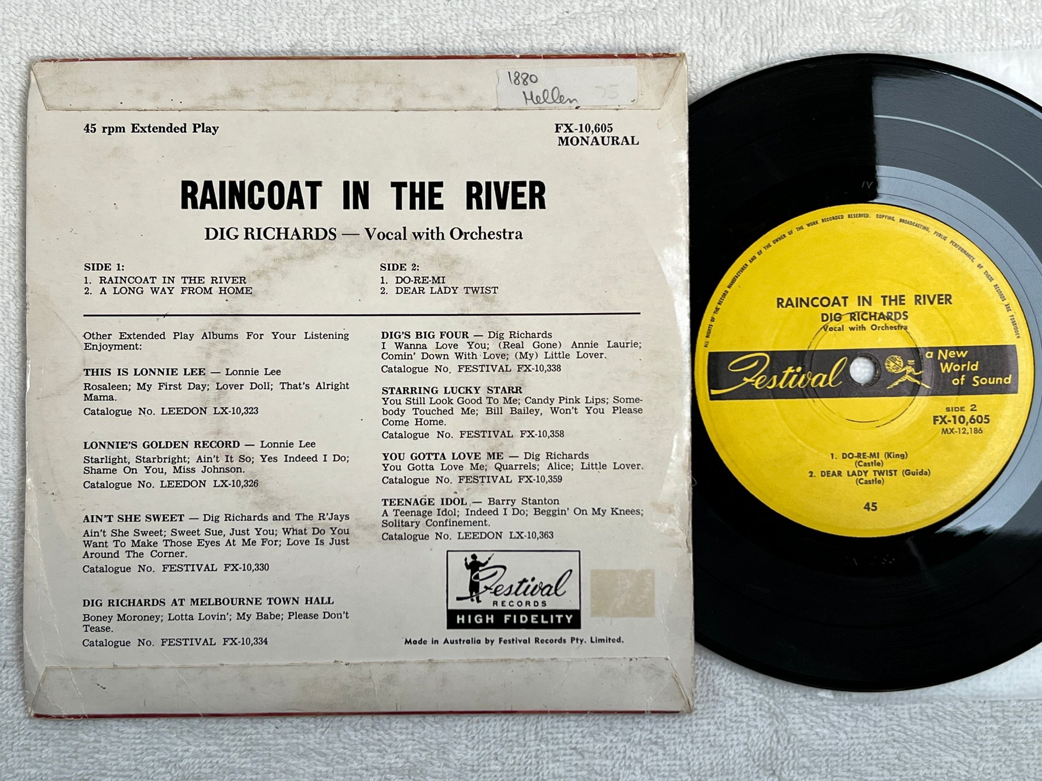 Omslagsbild för skivan DIG RICHARDS raincoat in the river 7"single FX-10,605