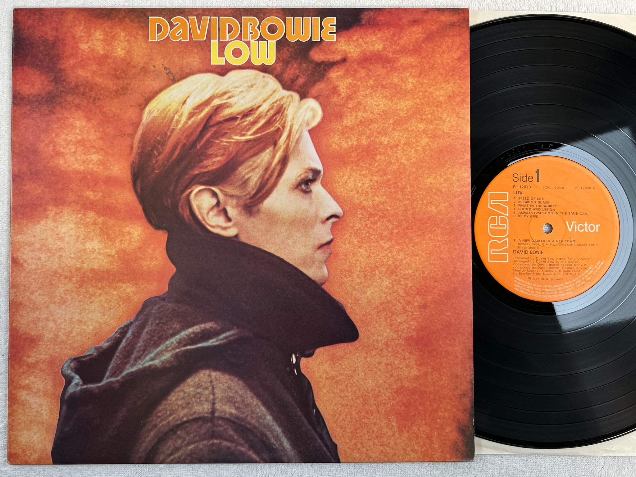 Omslagsbild för skivan DAVID BOWIE low LP -77 UK RCA PL 12030  * fint ex *