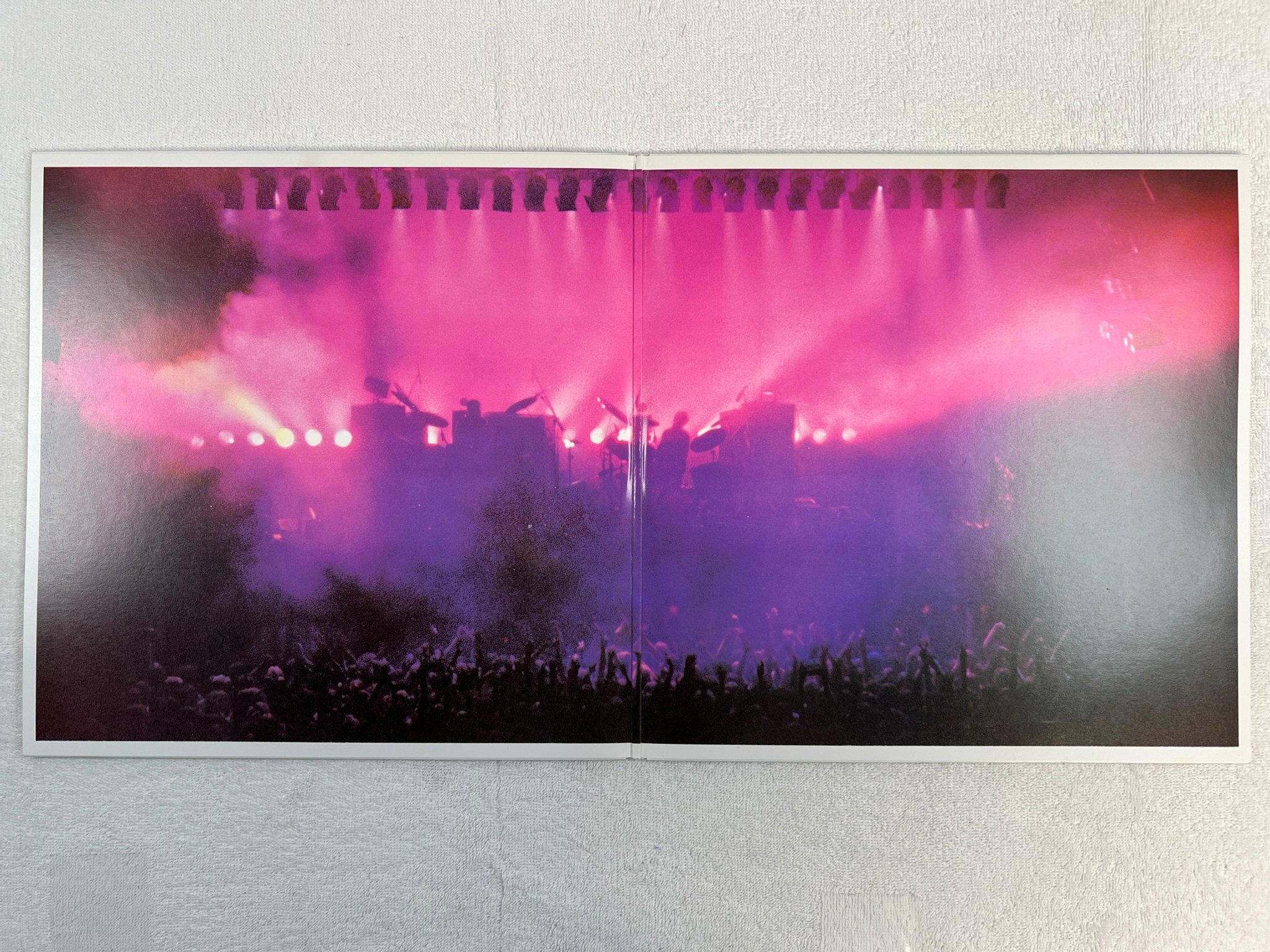 Omslagsbild för skivan GENESIS three sides live 2xLP -82 UK FAMOUS CHARISMA GE2002