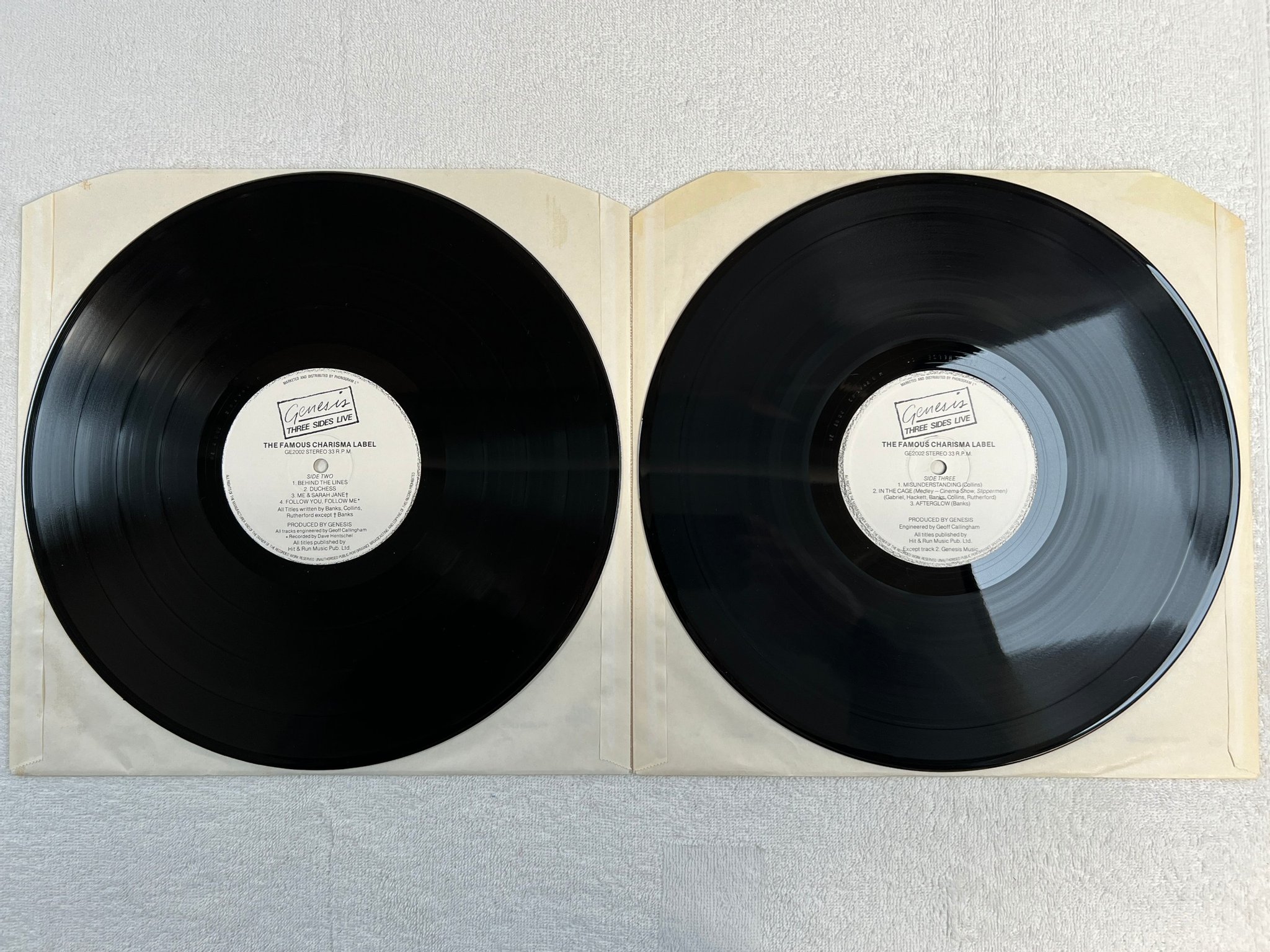 Omslagsbild för skivan GENESIS three sides live 2xLP -82 UK FAMOUS CHARISMA GE2002