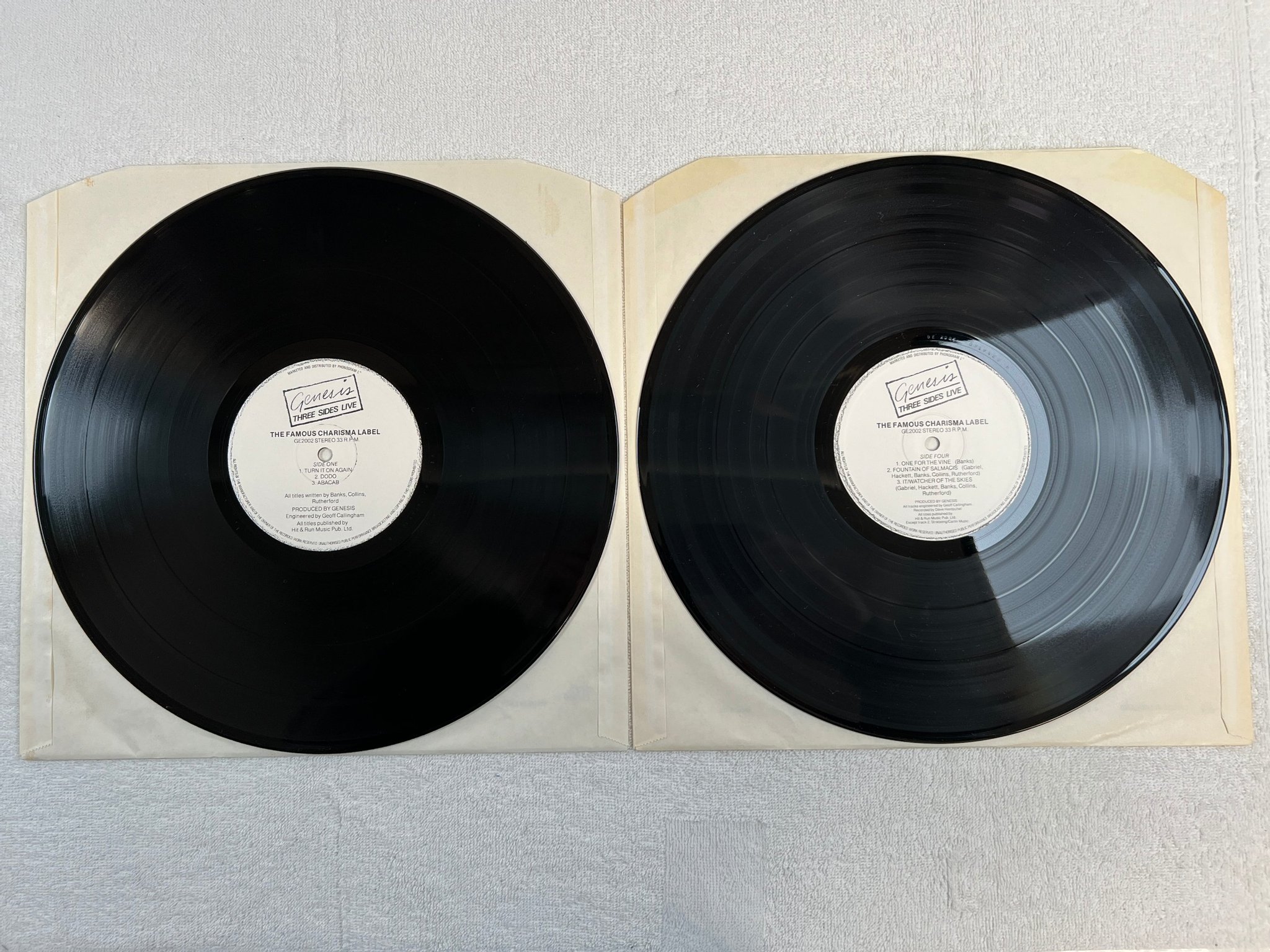 Omslagsbild för skivan GENESIS three sides live 2xLP -82 UK FAMOUS CHARISMA GE2002