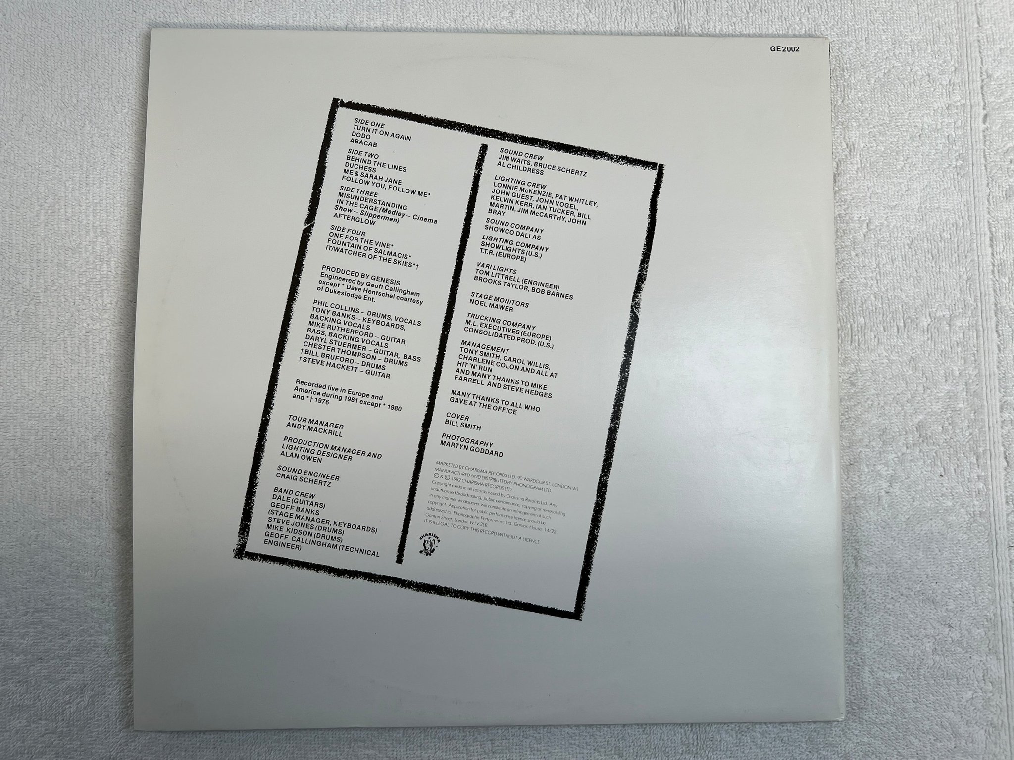 Omslagsbild för skivan GENESIS three sides live 2xLP -82 UK FAMOUS CHARISMA GE2002