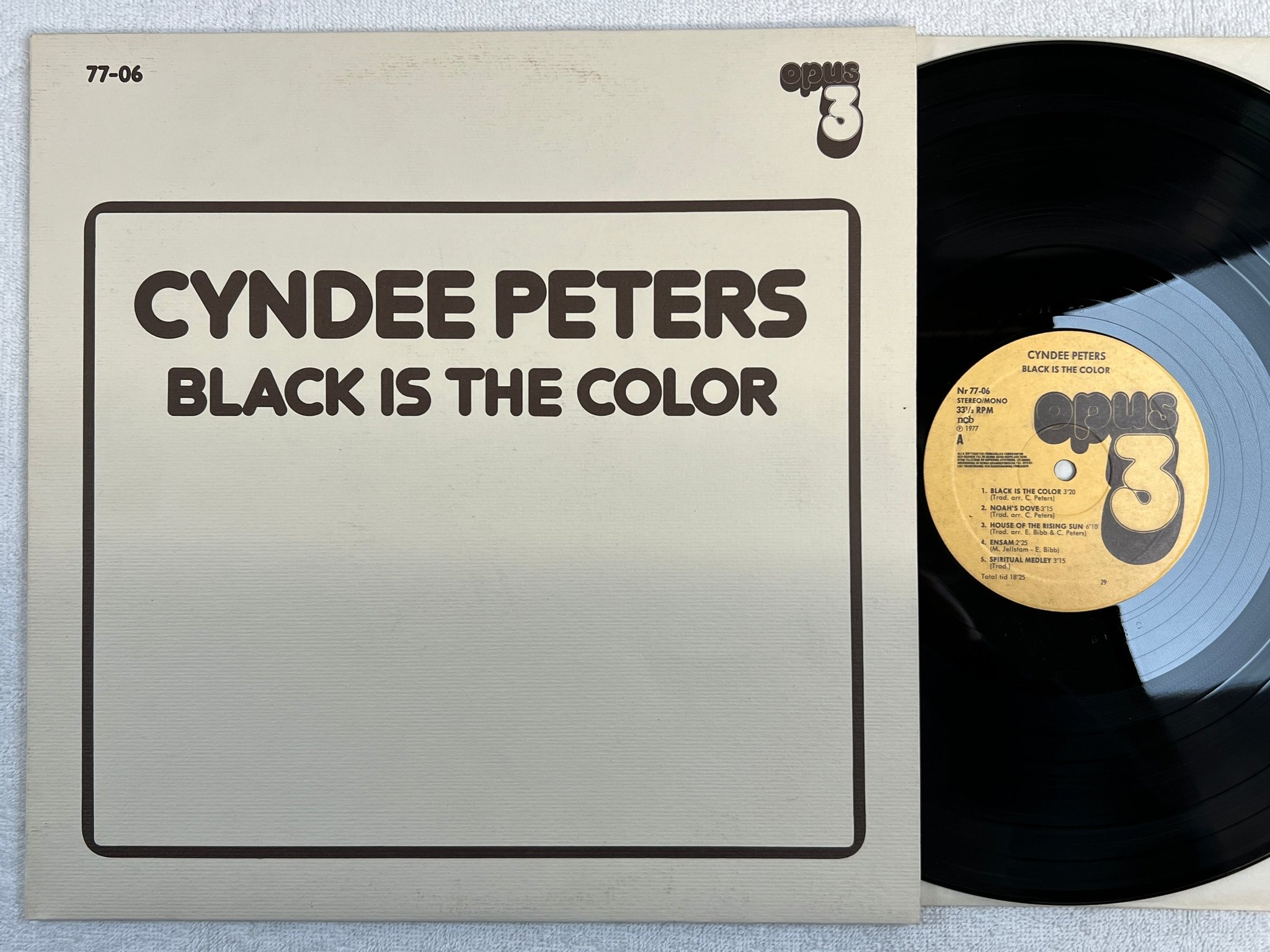 Omslagsbild för skivan CYNDEE PETERS black is the color LP -77 Swe OPUS 3 Nr 77-06 ** soul **