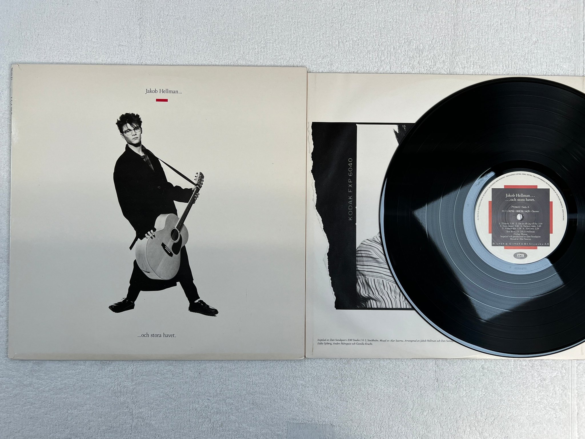 Omslagsbild för skivan JAKOB HELLMAN och stora havet LP -89 EMI 7918651