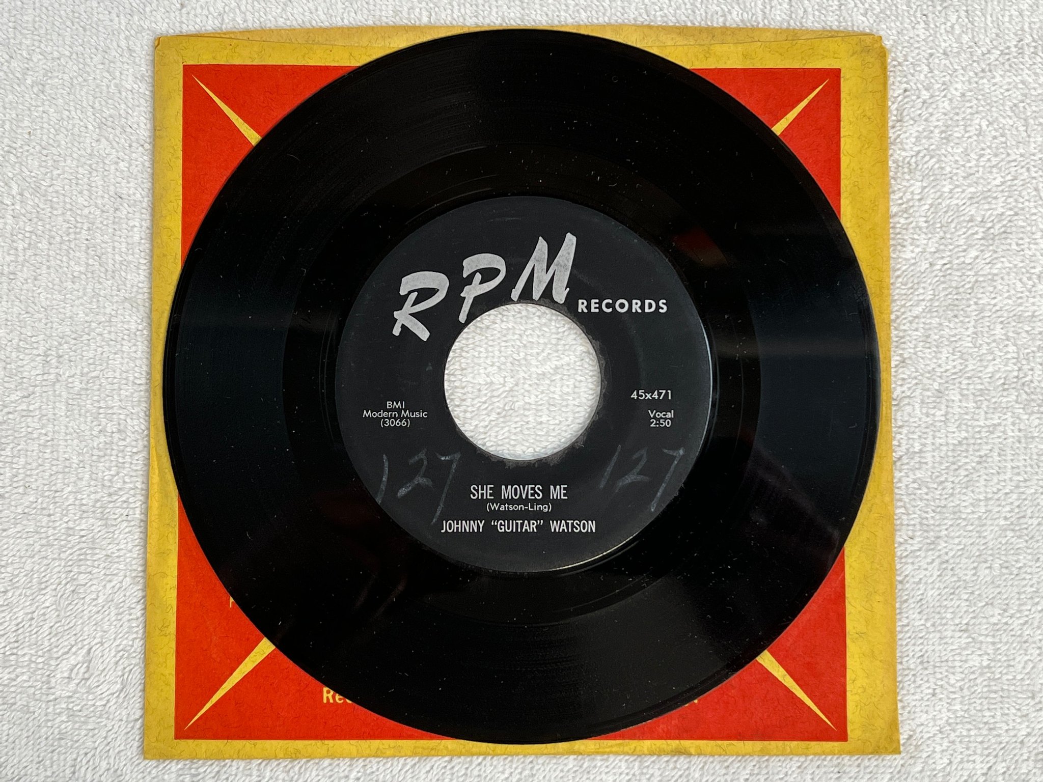 Omslagsbild för skivan JOHNNY GUITAR WATSON she moves me 7"single -56 US RPM 45x471 ** rare r&b **