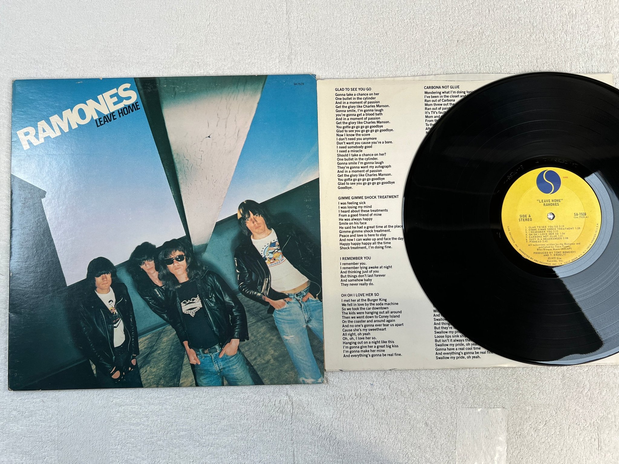 Omslagsbild för skivan RAMONES leave home LP -77 US SIRE SA-7528 Terre Haute Pressing