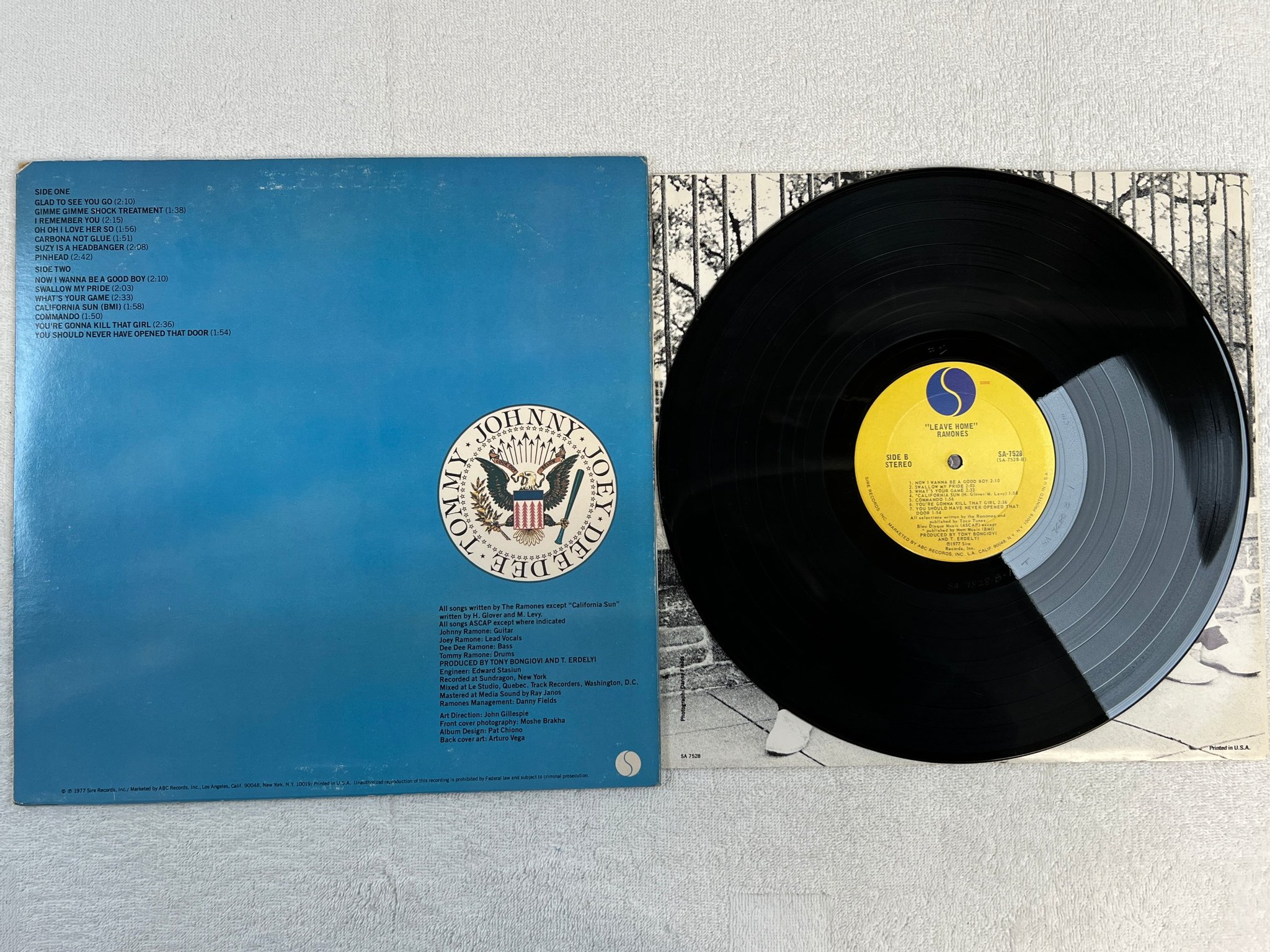 Omslagsbild för skivan RAMONES leave home LP -77 US SIRE SA-7528 Terre Haute Pressing