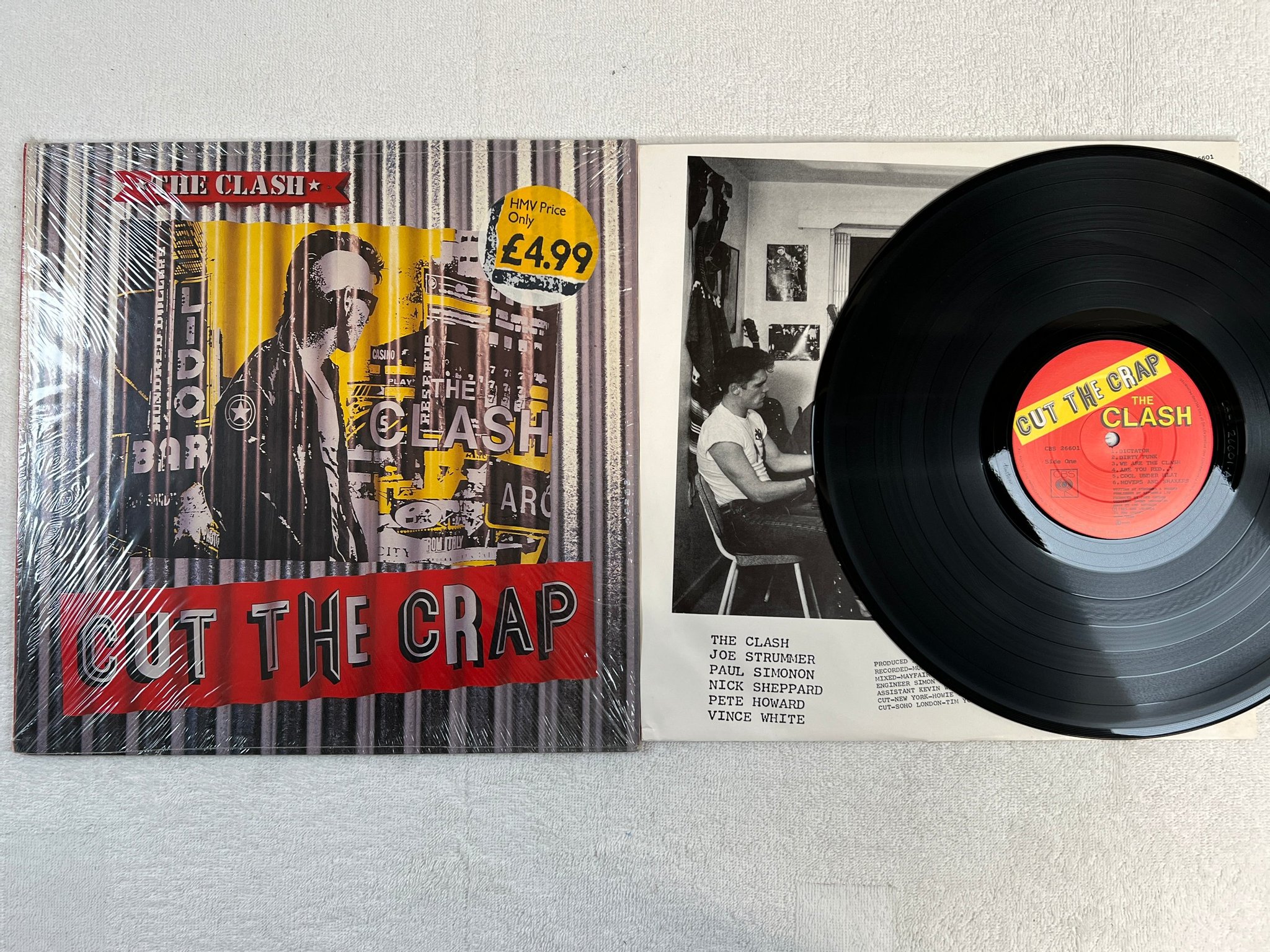 Omslagsbild för skivan THE CLASH cut the crap LP -85 UK CBS 26601