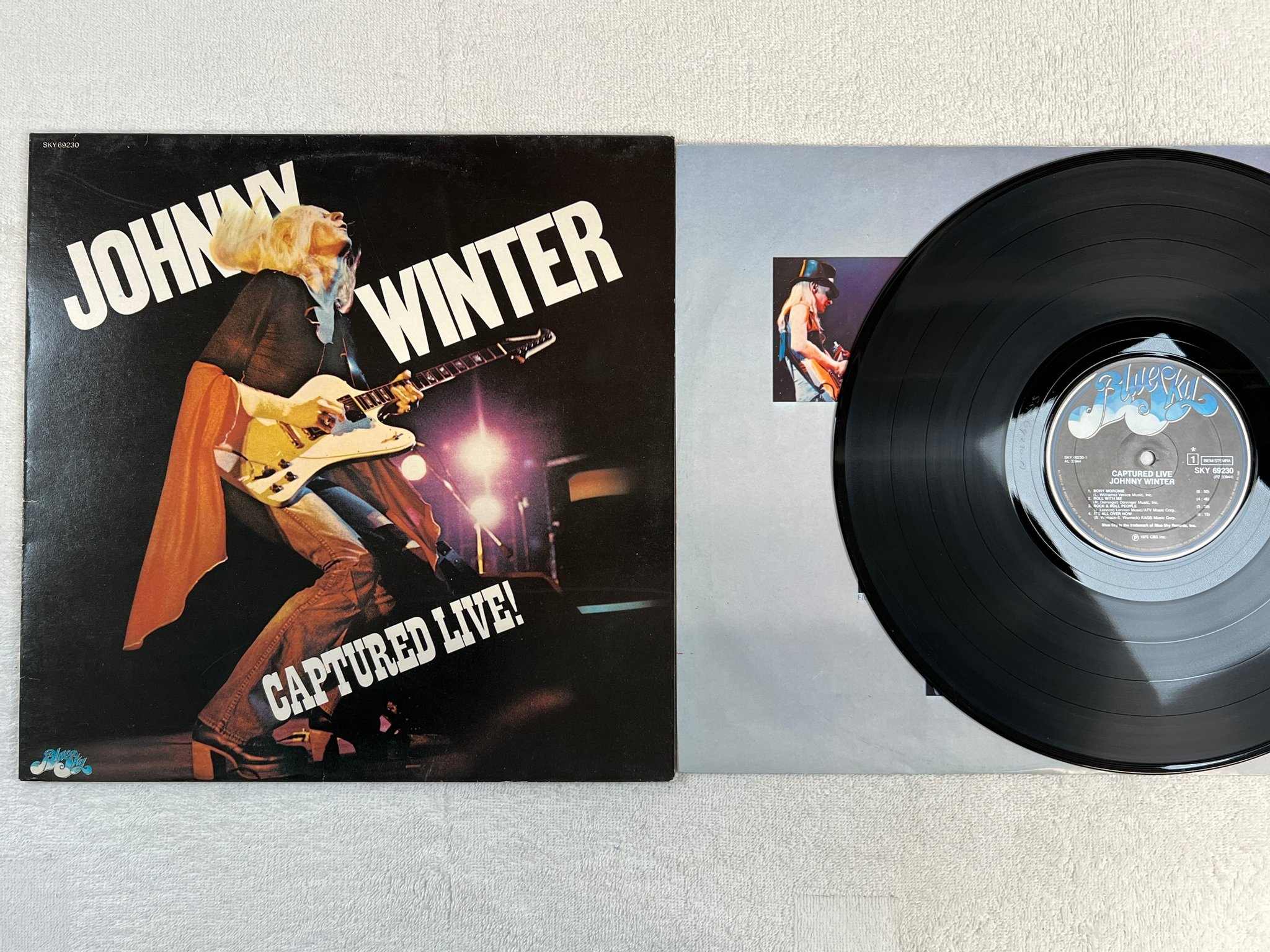 Omslagsbild för skivan JOHNNY WINTER captured live LP -76 Hol BLUE SKY 69230