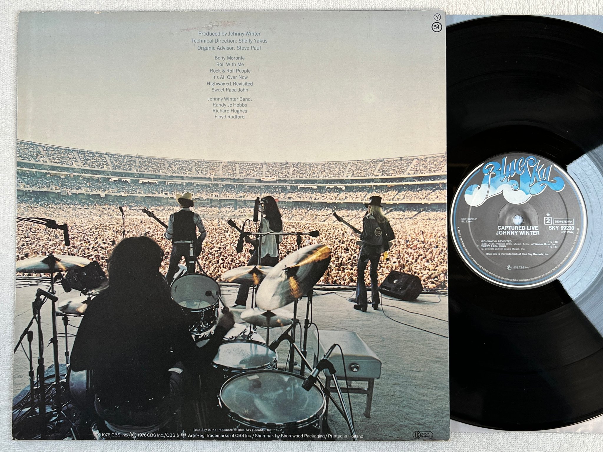 Omslagsbild för skivan JOHNNY WINTER captured live LP -76 Hol BLUE SKY 69230