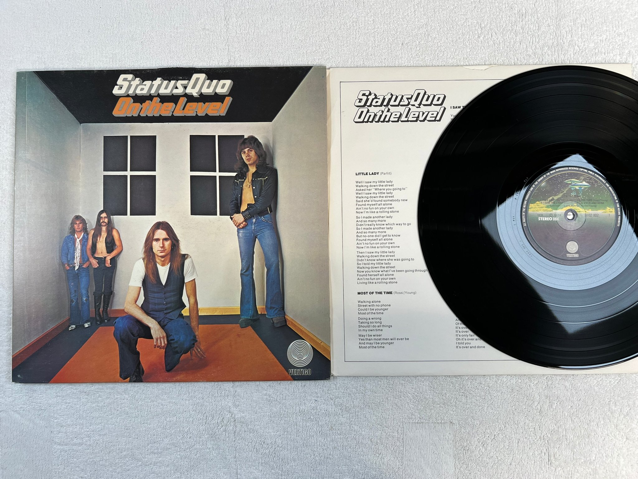 Omslagsbild för skivan STATUS QUO on the level LP -74 ncb VERTIGO 9102 002