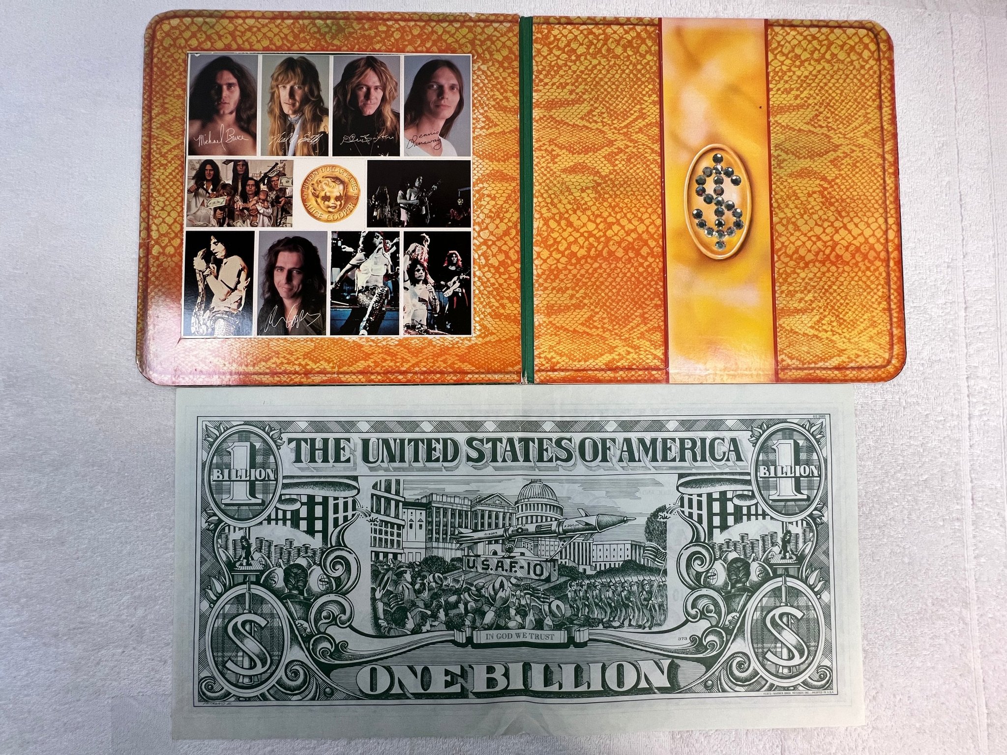 Omslagsbild för skivan ALICE COOPER billion dollar babies LP -73 US WARNER BS 2685