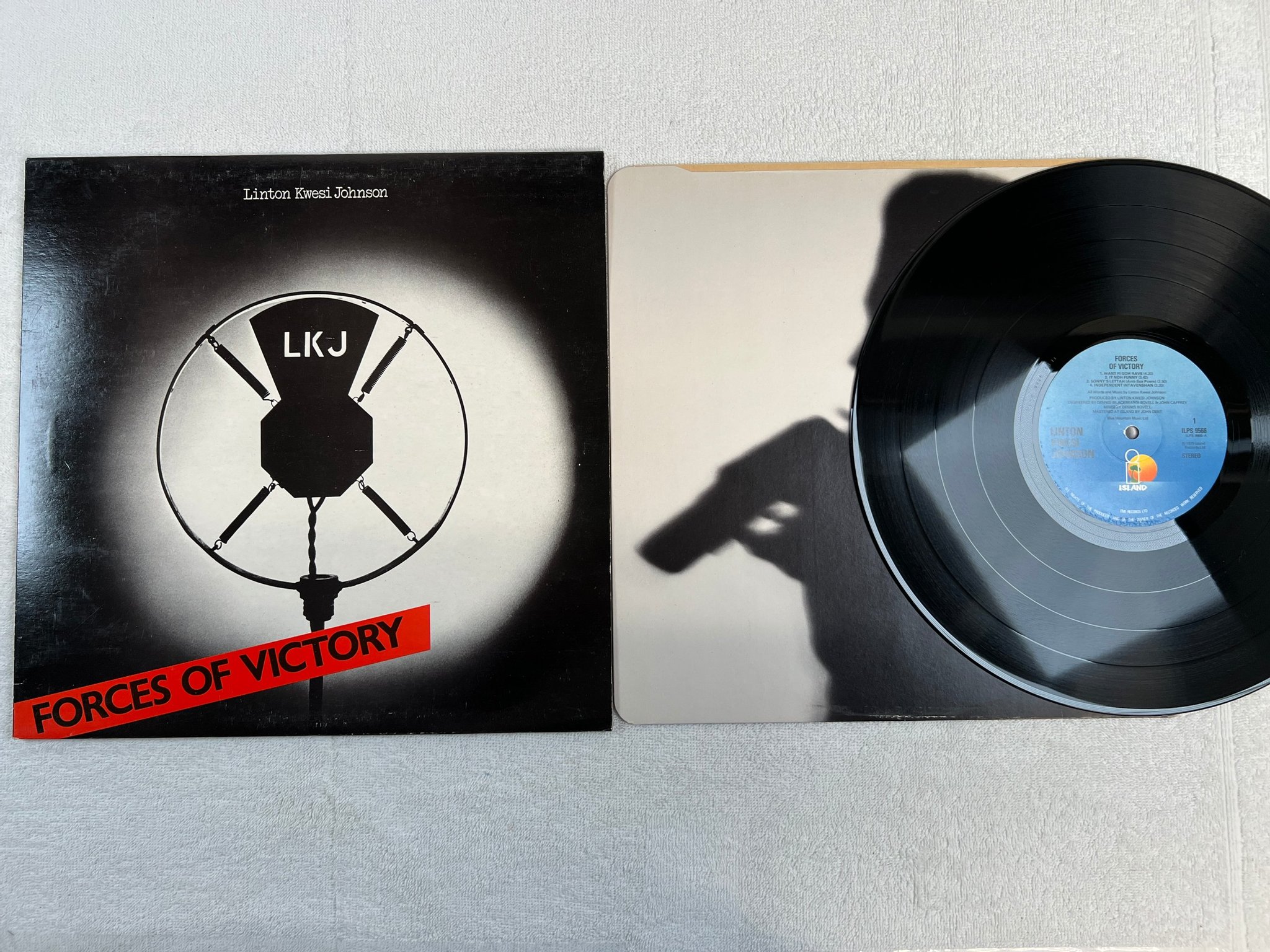 Omslagsbild för skivan LINTON KWESI JOHNSON forces of victory LP -79 UK ISLAND ILPS 9566