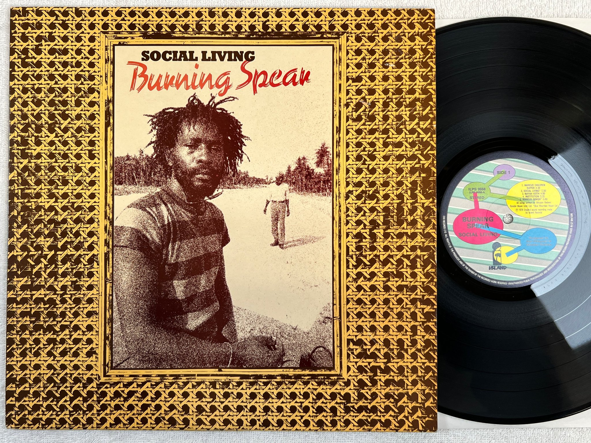 Omslagsbild för skivan BURNING SPEAR social living LP -78 UK ISLAND ISPS 9556