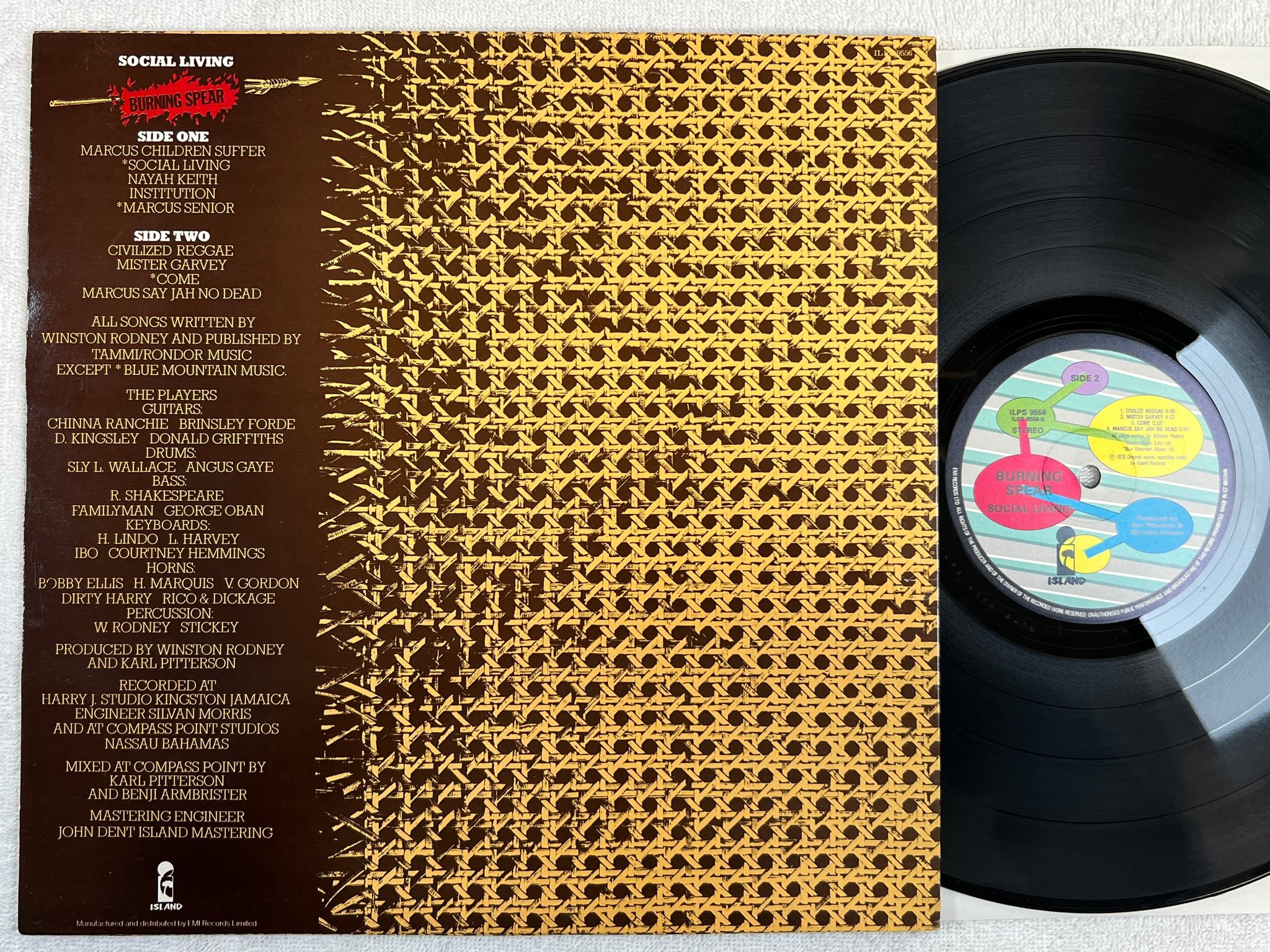 Omslagsbild för skivan BURNING SPEAR social living LP -78 UK ISLAND ISPS 9556
