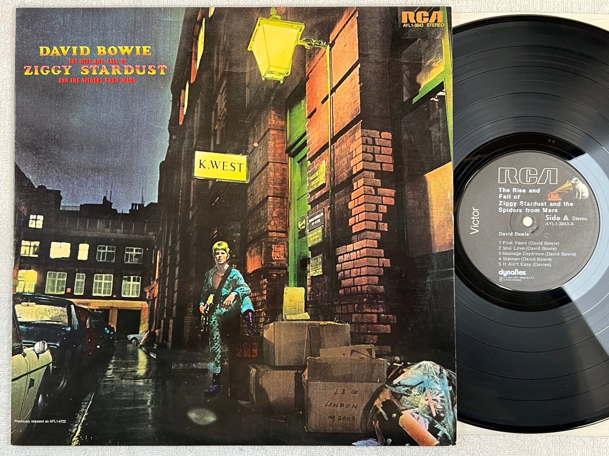 Omslagsbild för skivan DAVID BOWIE the rise and fall of Ziggy Stardust LP US RCA AYL1-3843