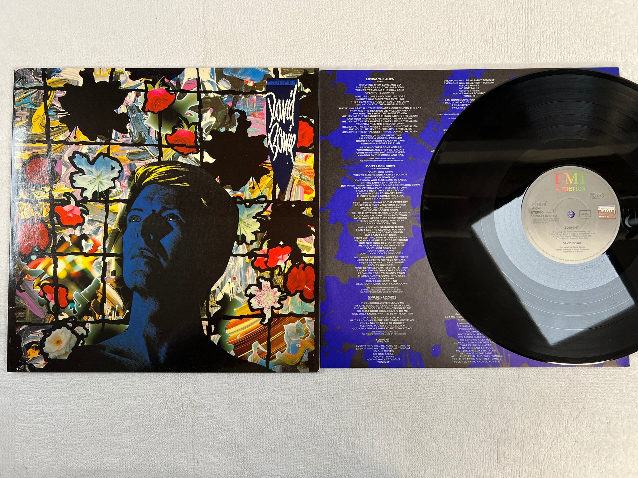 Omslagsbild för skivan DAVID BOWIE tonight LP -84 EMI AMERICA 1C 064-2402271