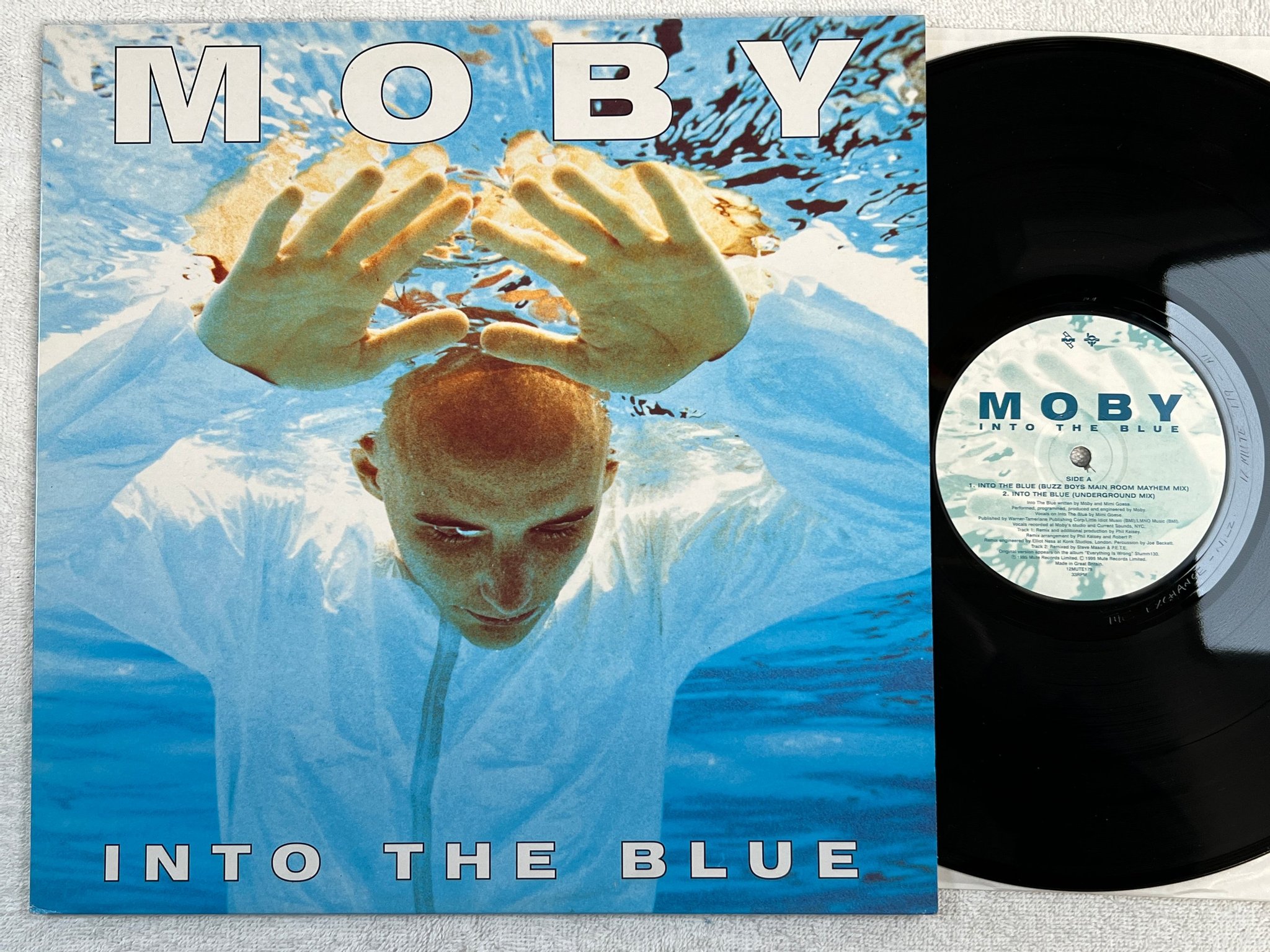 Omslagsbild för skivan MOBY into the blue 12"single -95 UK MUTE 12 MUTE 179