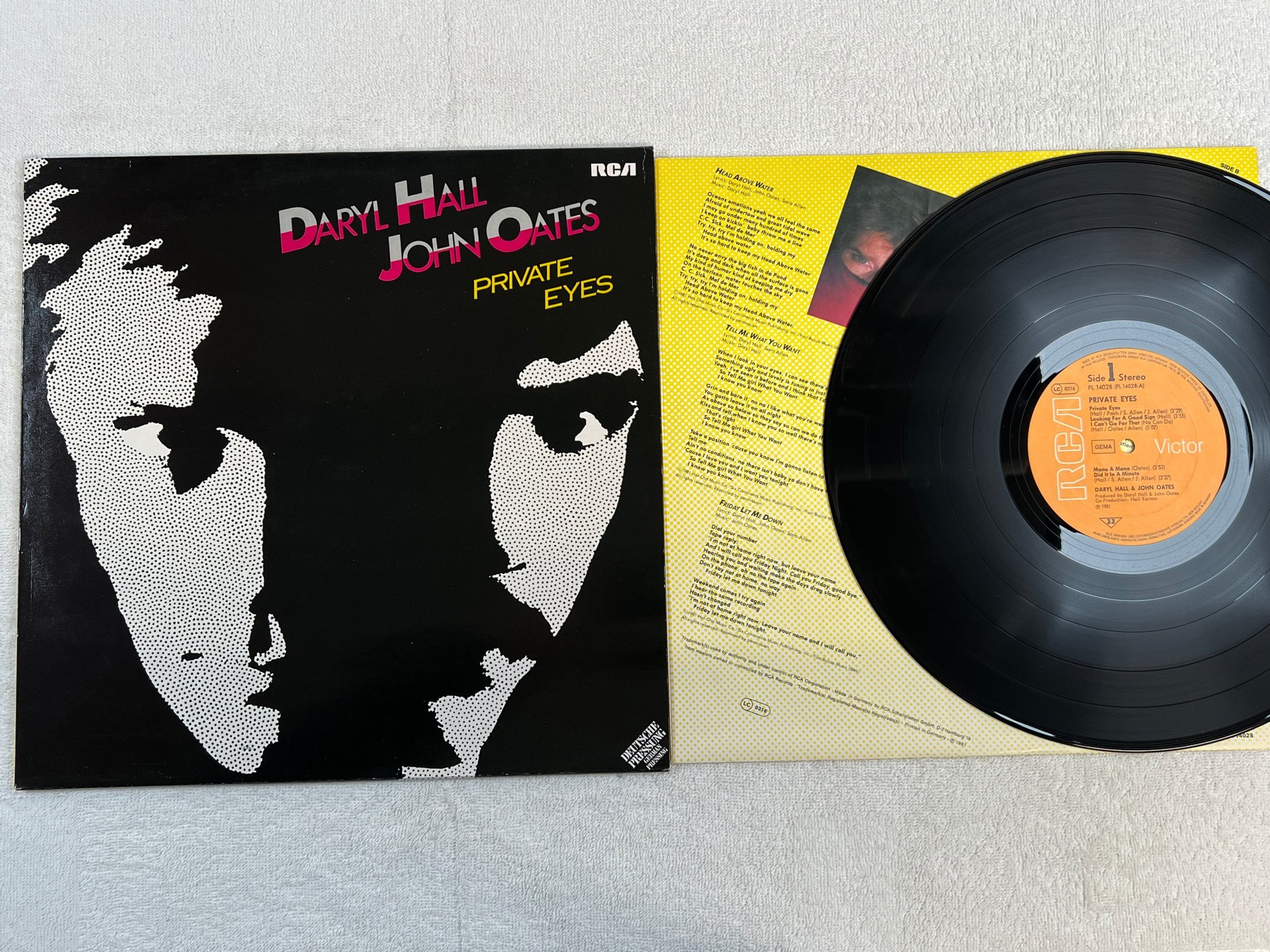 Omslagsbild för skivan DARYL HALL + JOHN OATES private eyes LP Ger RCA PL 14028