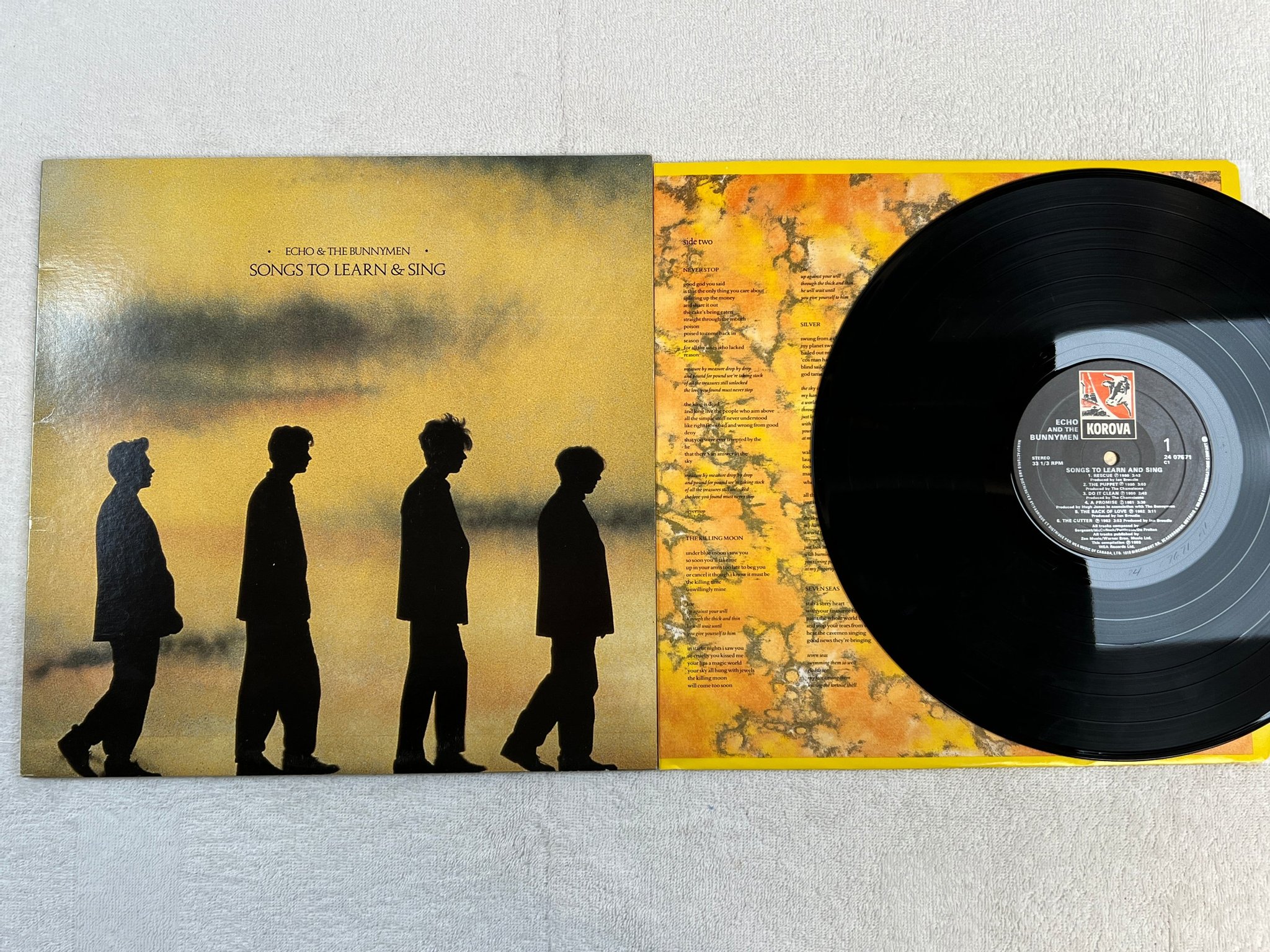 Omslagsbild för skivan ECHO AND THE BUNNYMEN songs to learn and sing LP -86 Can KOROVA 24 07671