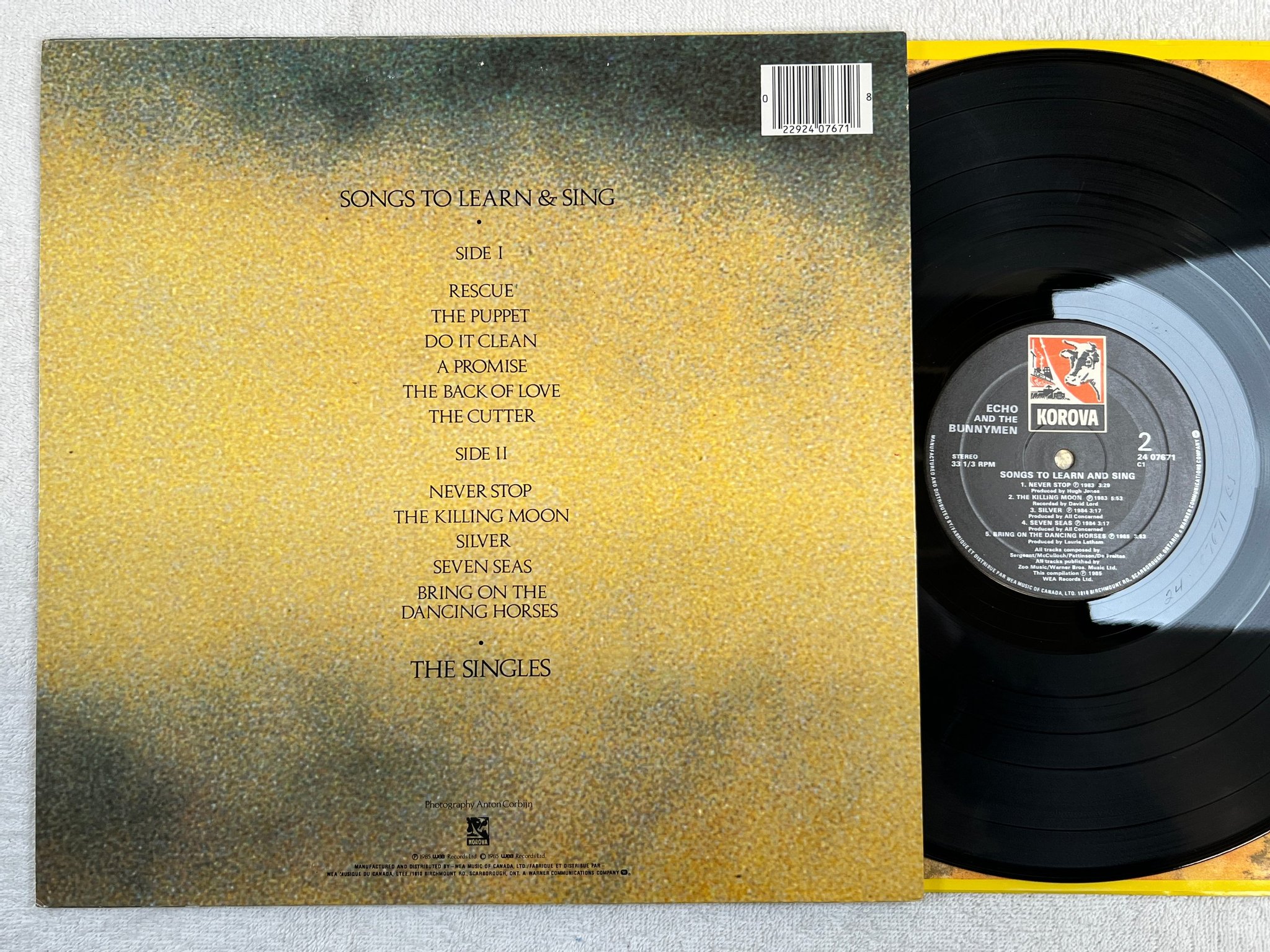 Omslagsbild för skivan ECHO AND THE BUNNYMEN songs to learn and sing LP -86 Can KOROVA 24 07671