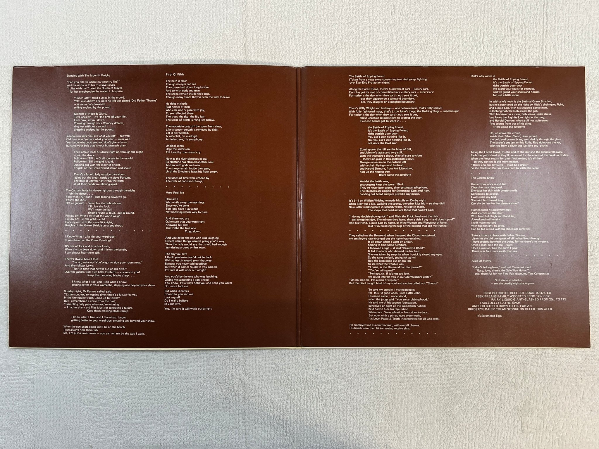 Omslagsbild för skivan GENESIS selling England by the pound LP Ger FAMOUS CHARISMA 6369 944