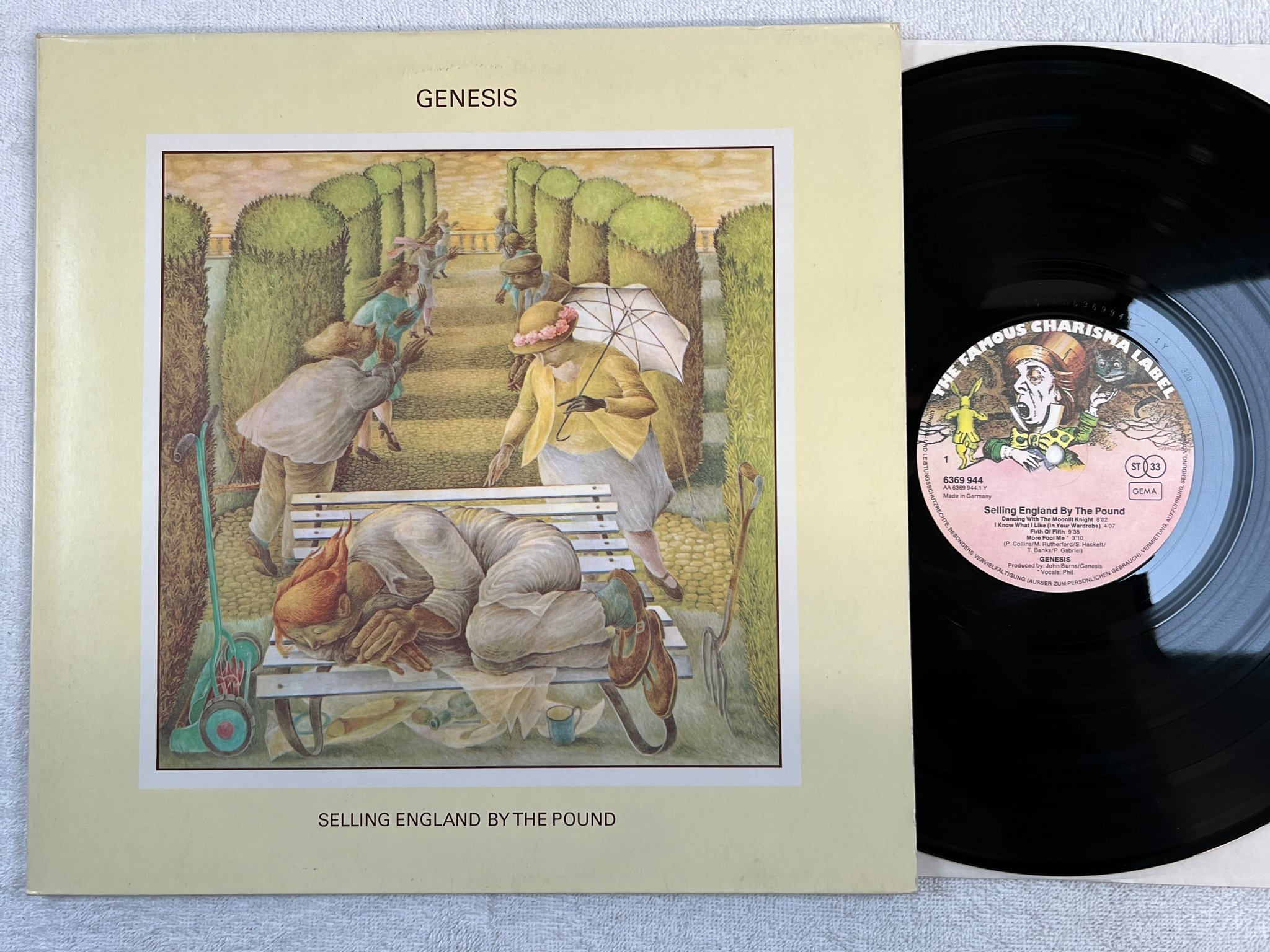 Omslagsbild för skivan GENESIS selling England by the pound LP Ger FAMOUS CHARISMA 6369 944