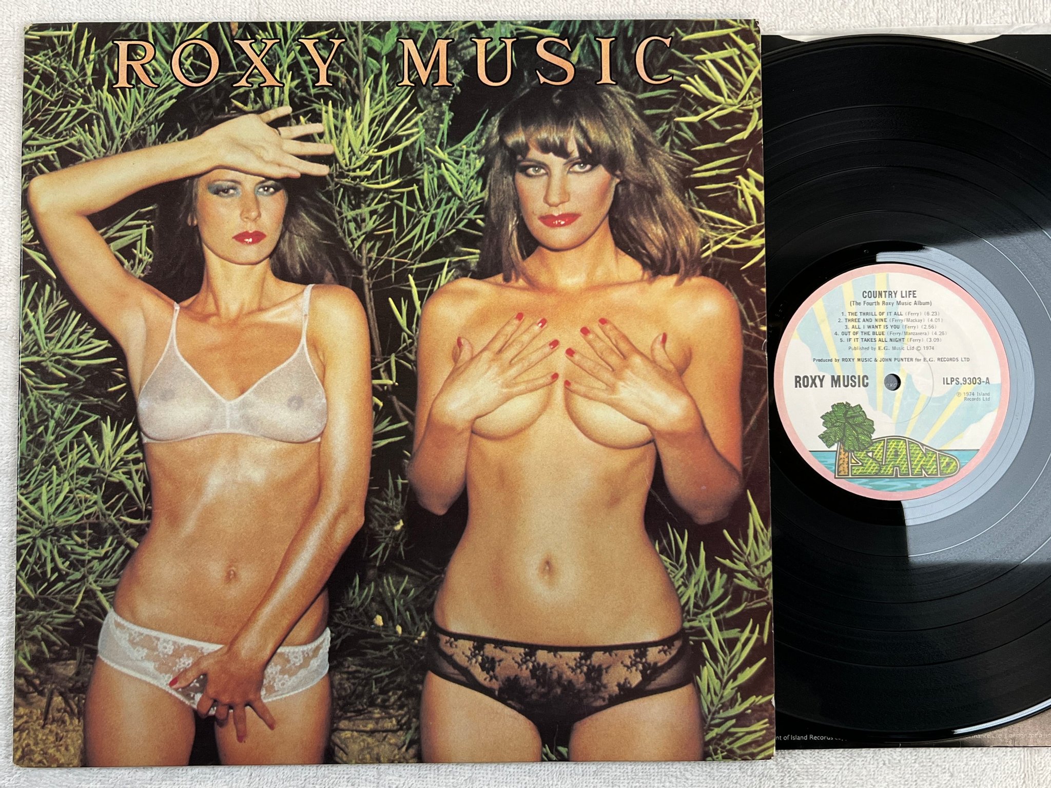 Omslagsbild för skivan ROXY MUSIC country life LP -74 UK ISLAND ILPS 9303
