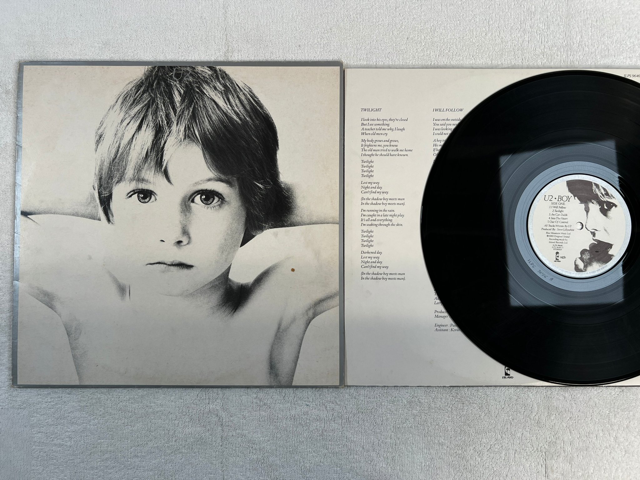 Omslagsbild för skivan U2 boy LP -80 ncb ISLAND ILPS 9646