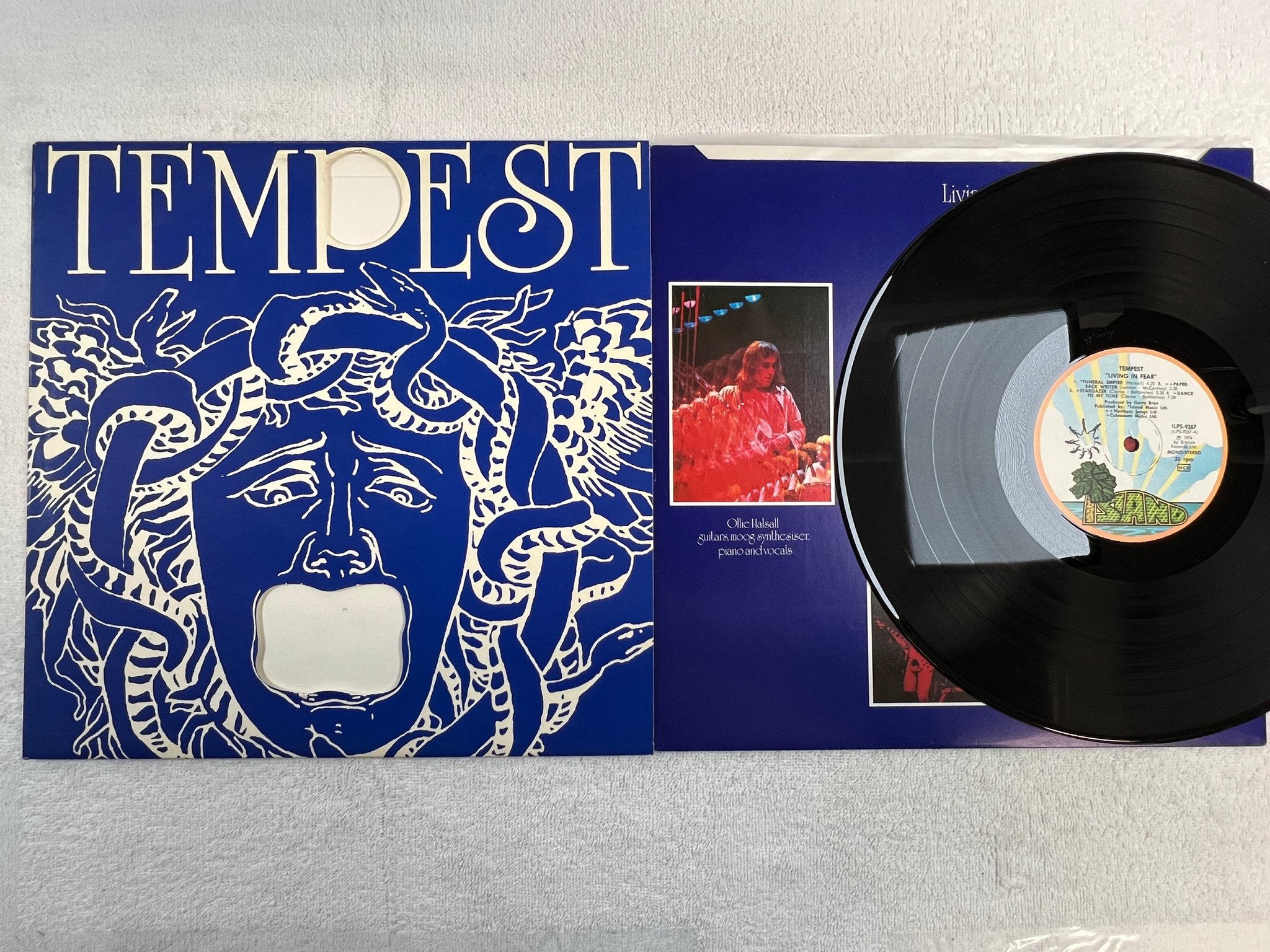 Omslagsbild för skivan TEMPEST living in fear LP -74 ncb ISLAND ILPS 9267