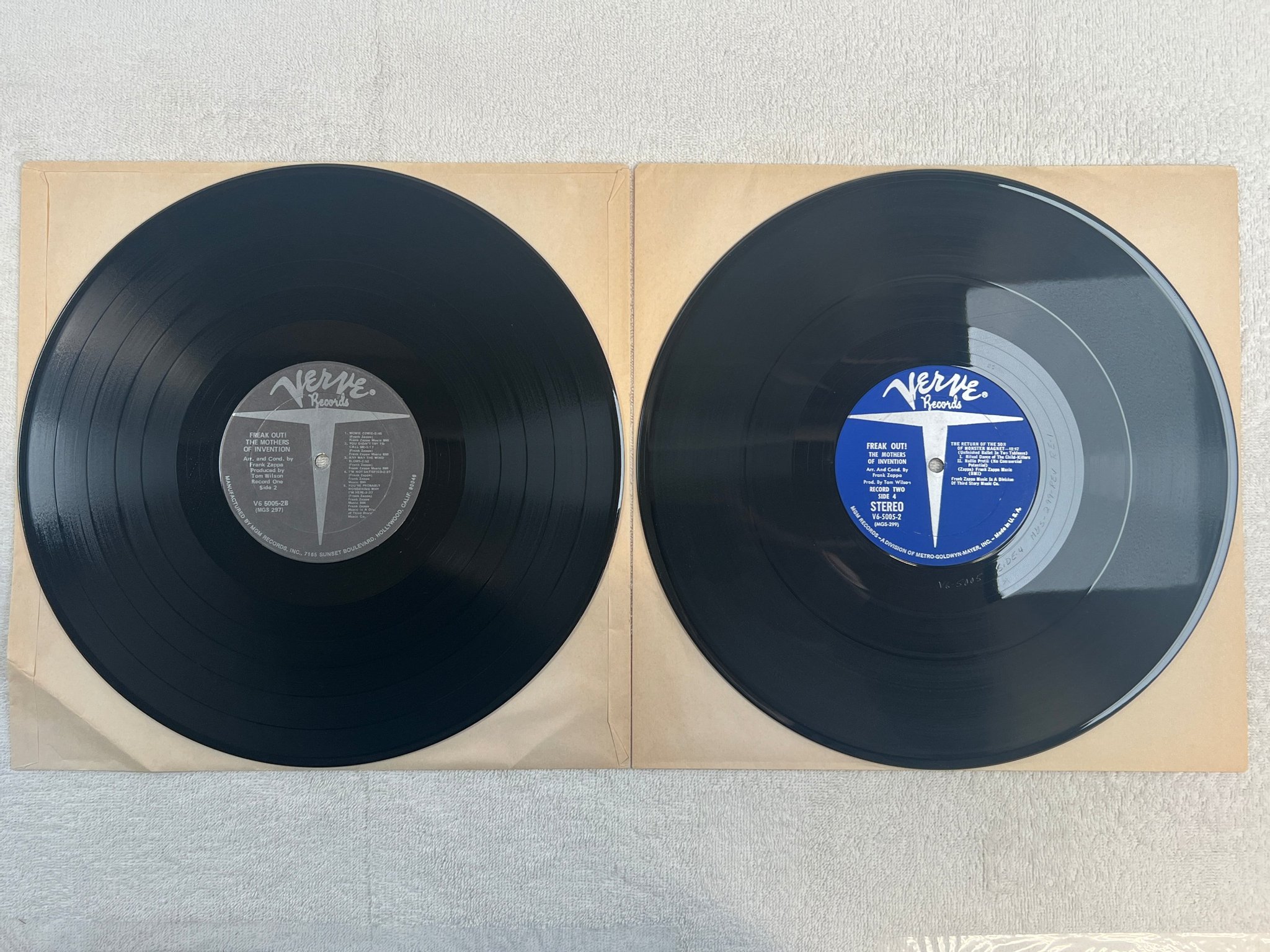 Omslagsbild för skivan THE MOTHERS OF INVENTION freak out! 2xLP re 72/76 US VERVE V6 5005-2