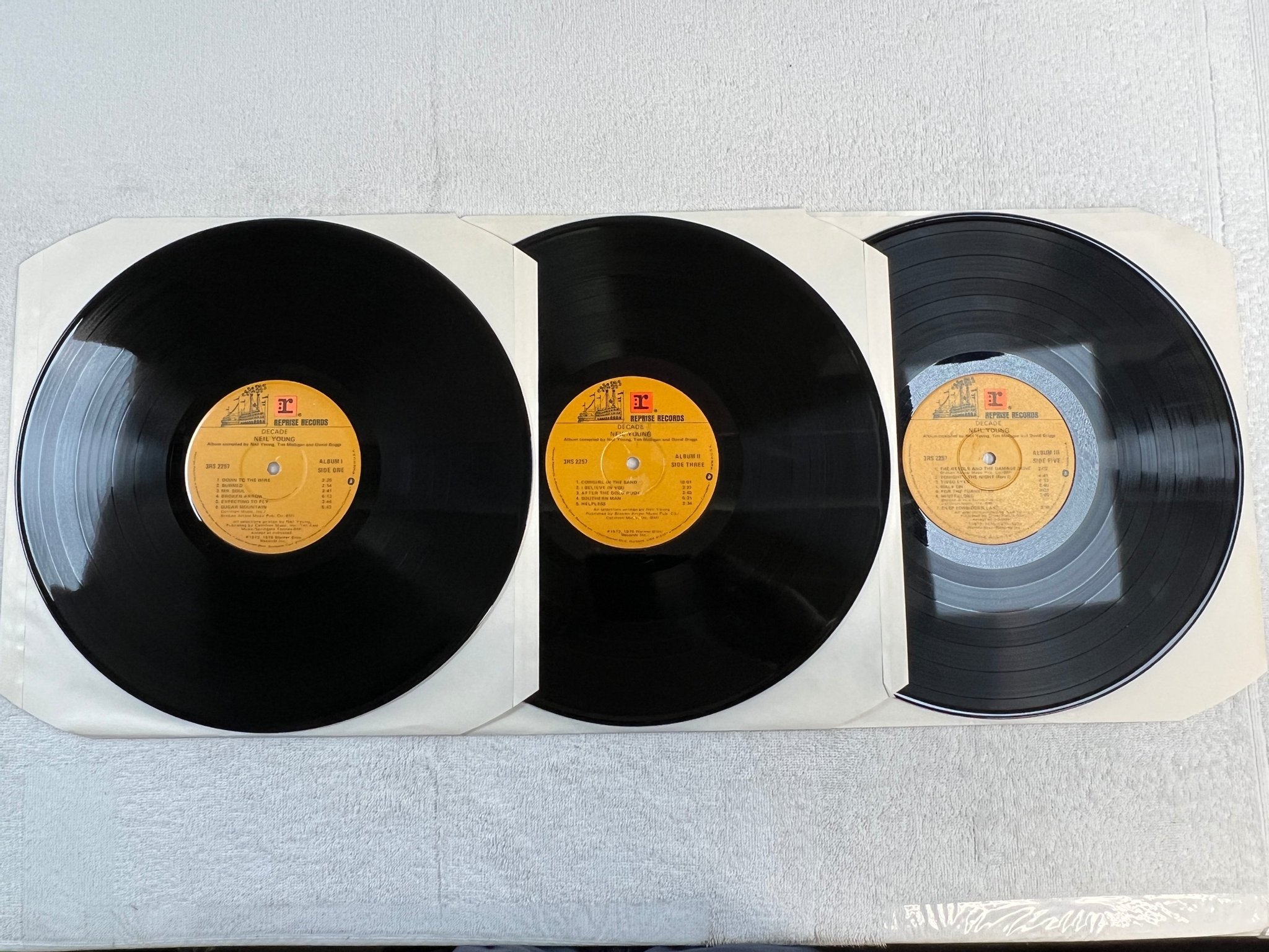 Omslagsbild för skivan NEIL YOUNG decade 3xLP US REPRISE 3RS 2257