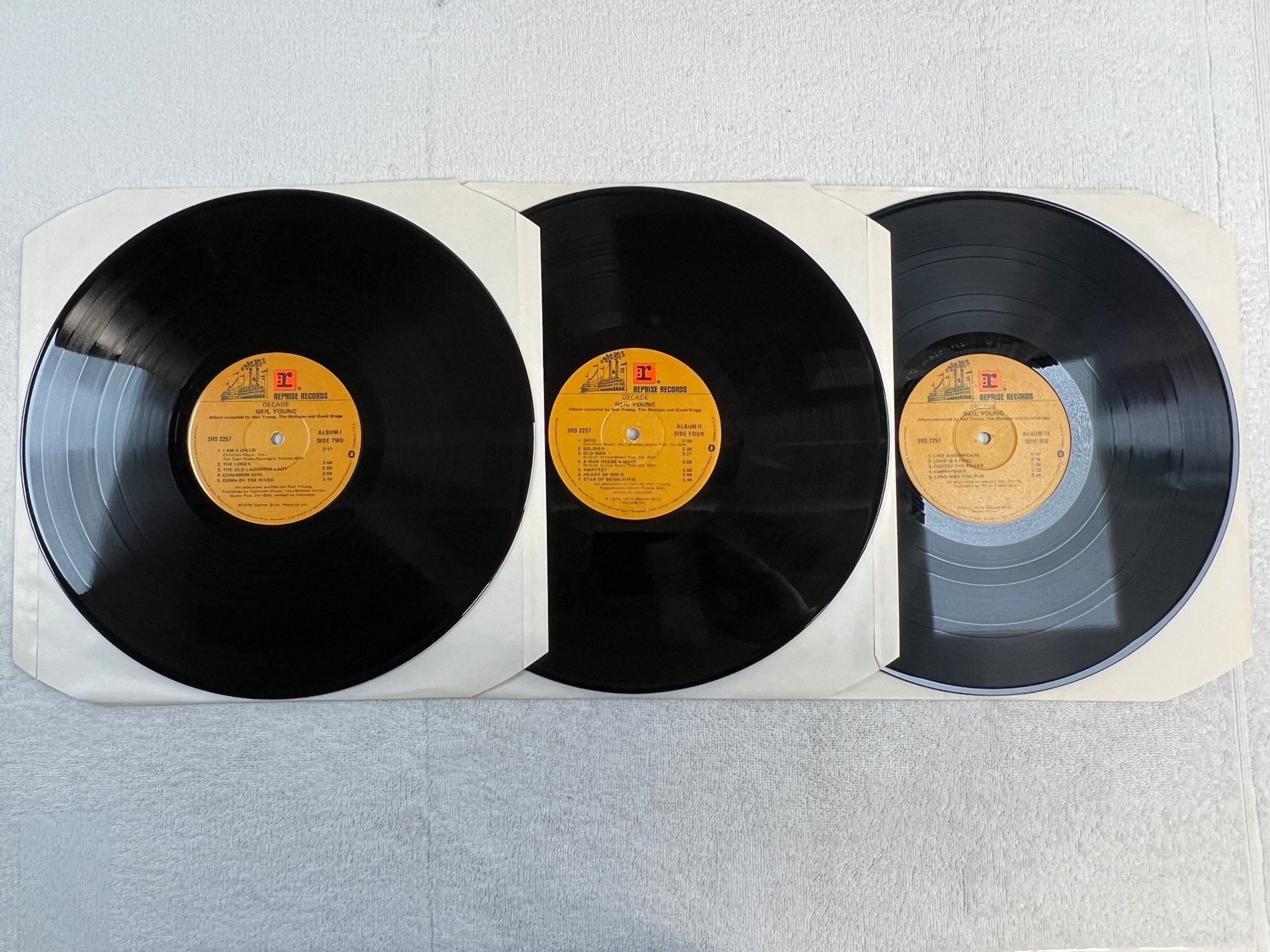 Omslagsbild för skivan NEIL YOUNG decade 3xLP US REPRISE 3RS 2257