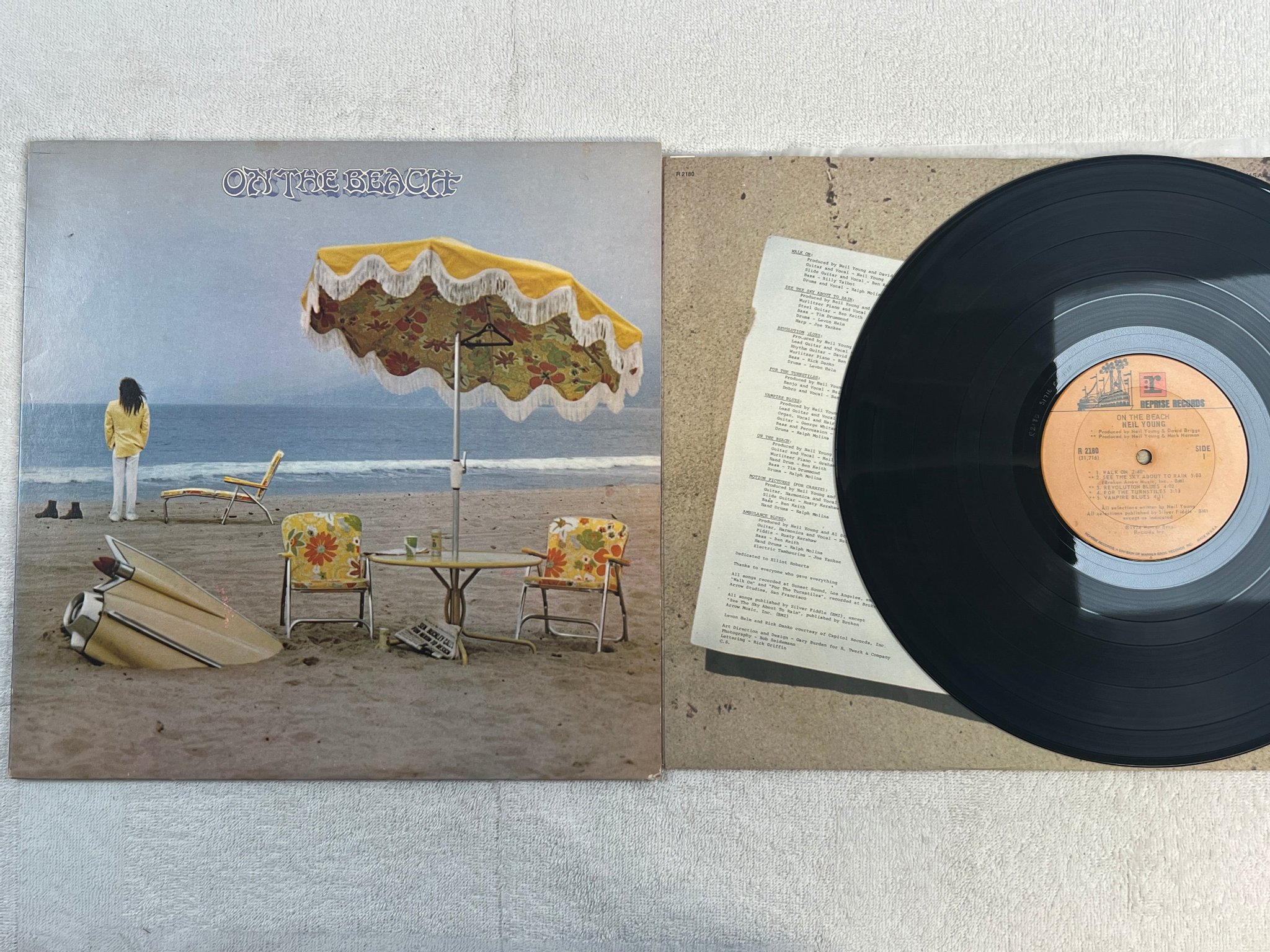Omslagsbild för skivan NEIL YOUNG on the beach LP -74 US REPRISE R 2180