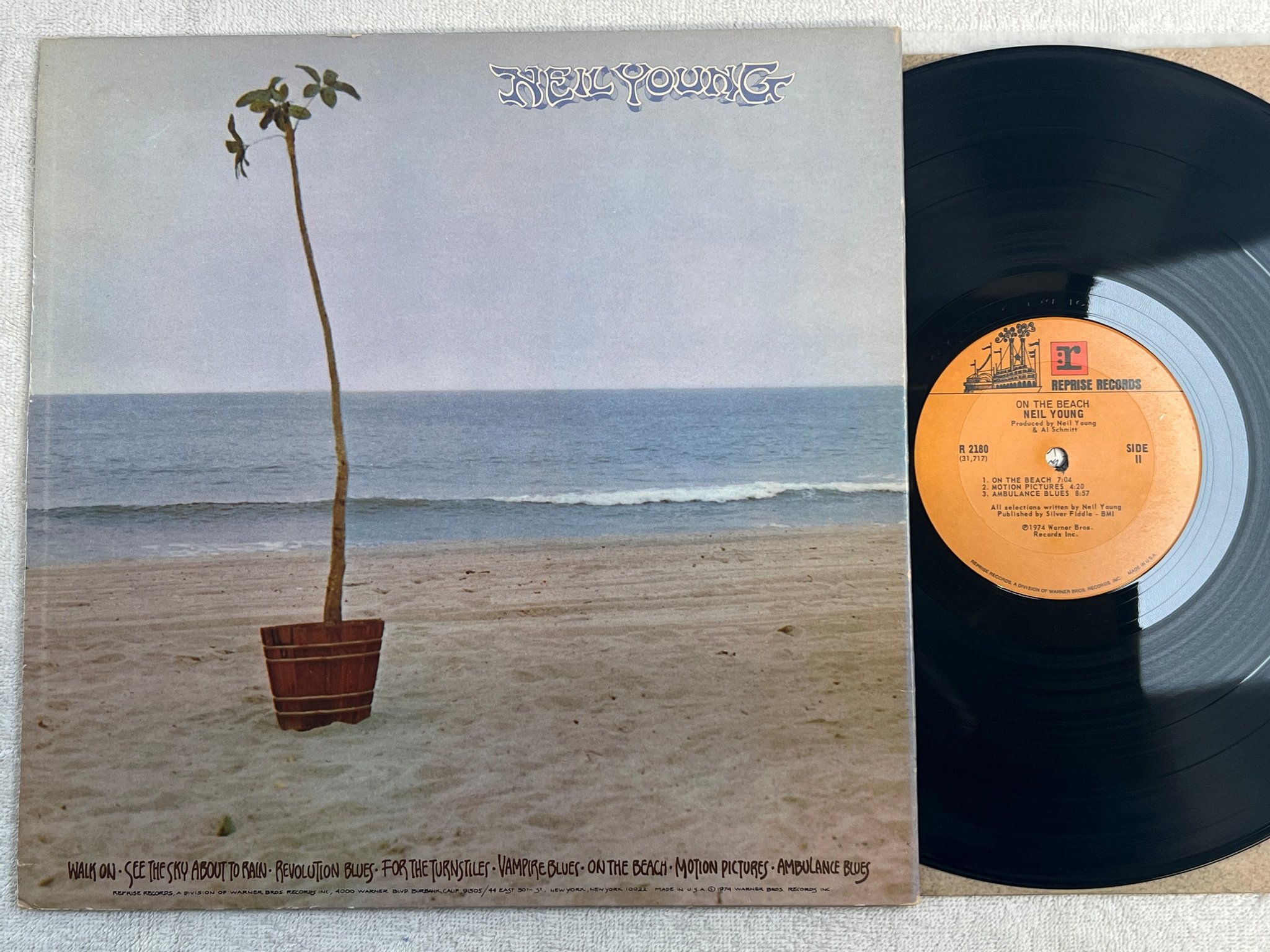 Omslagsbild för skivan NEIL YOUNG on the beach LP -74 US REPRISE R 2180
