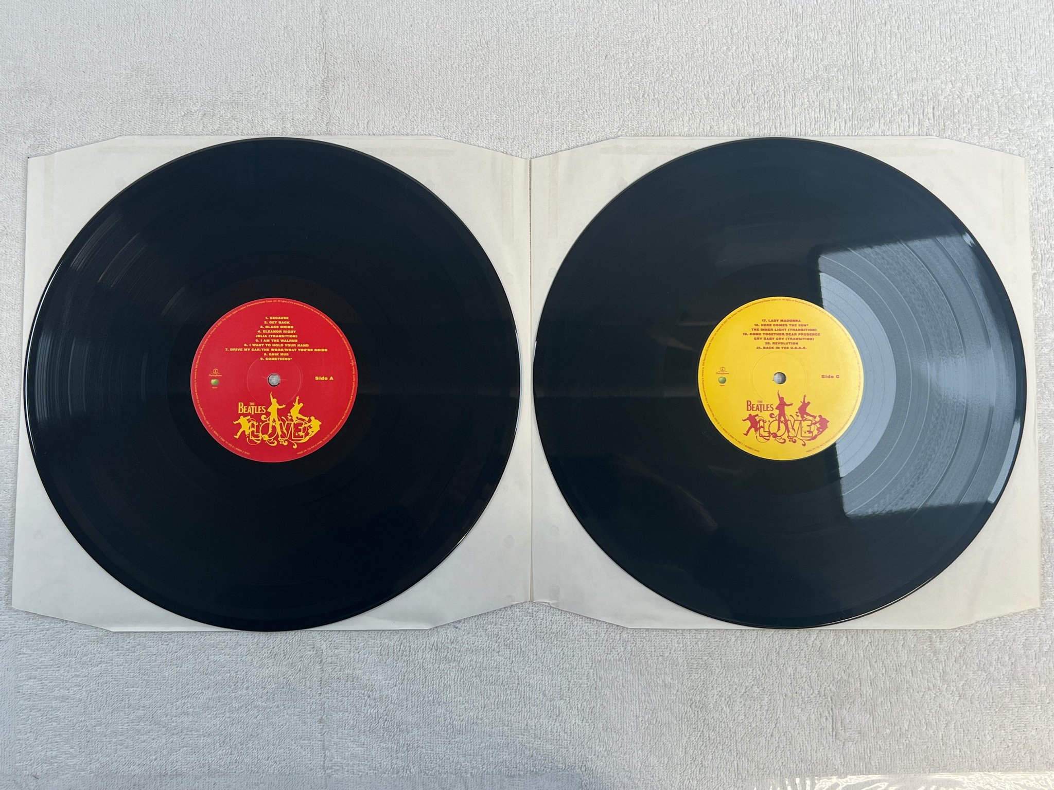 Omslagsbild för skivan THE BEATLES love 2xLP 2007 APPLE 0946 379 808 11