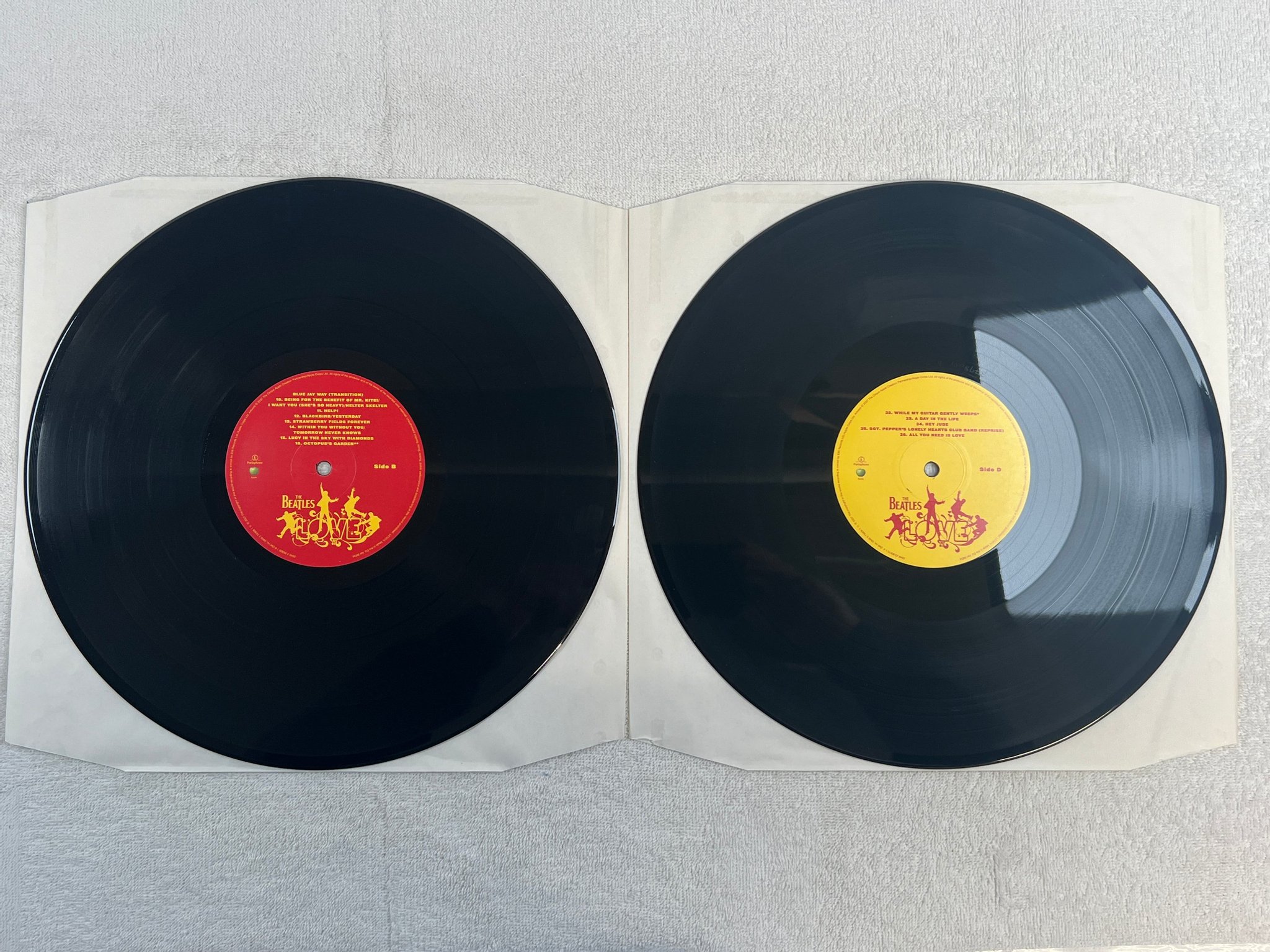 Omslagsbild för skivan THE BEATLES love 2xLP 2007 APPLE 0946 379 808 11