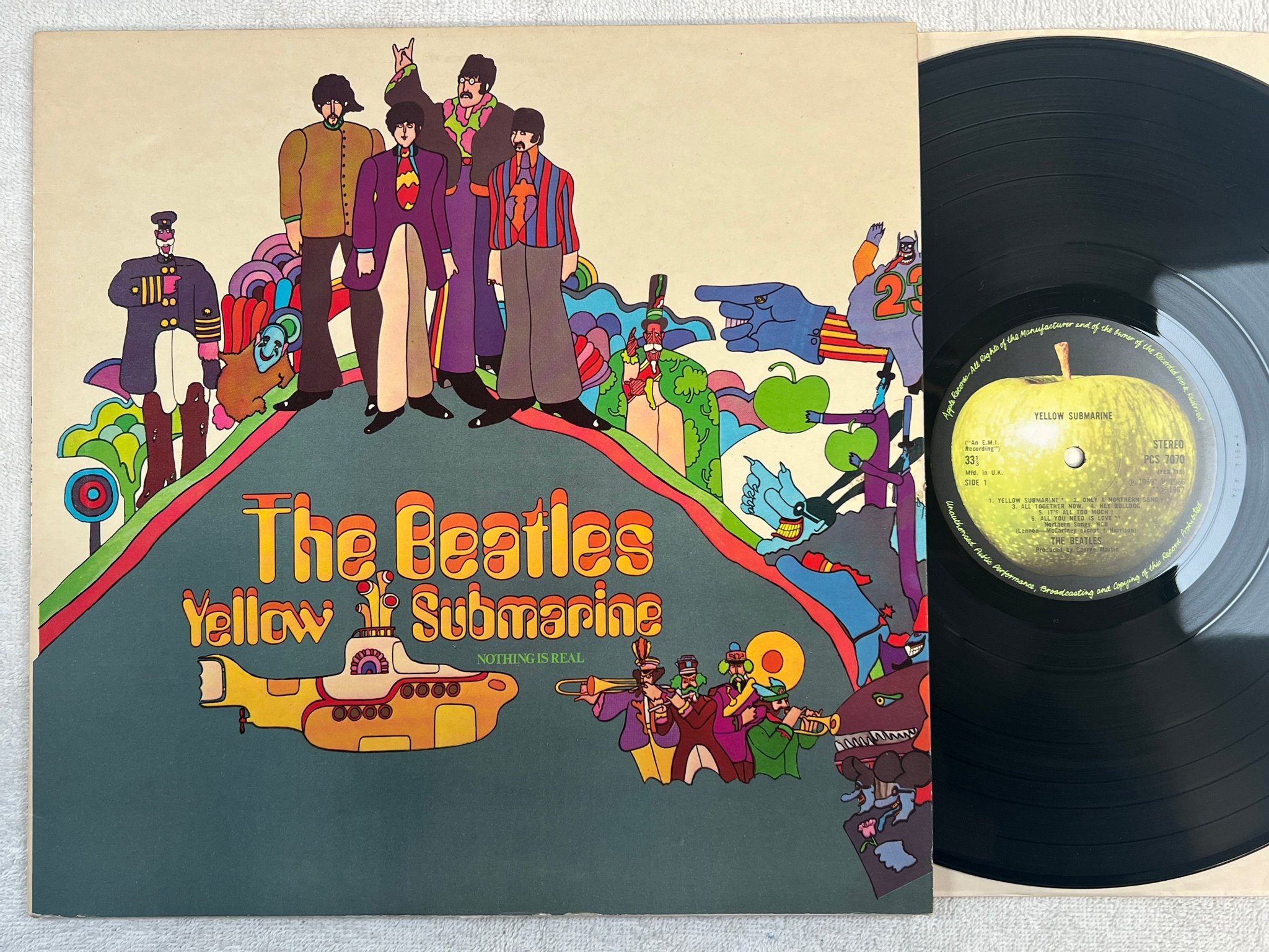 Omslagsbild för skivan THE BEATLES yellow submarine LP  UK APPLE PCS 7070 