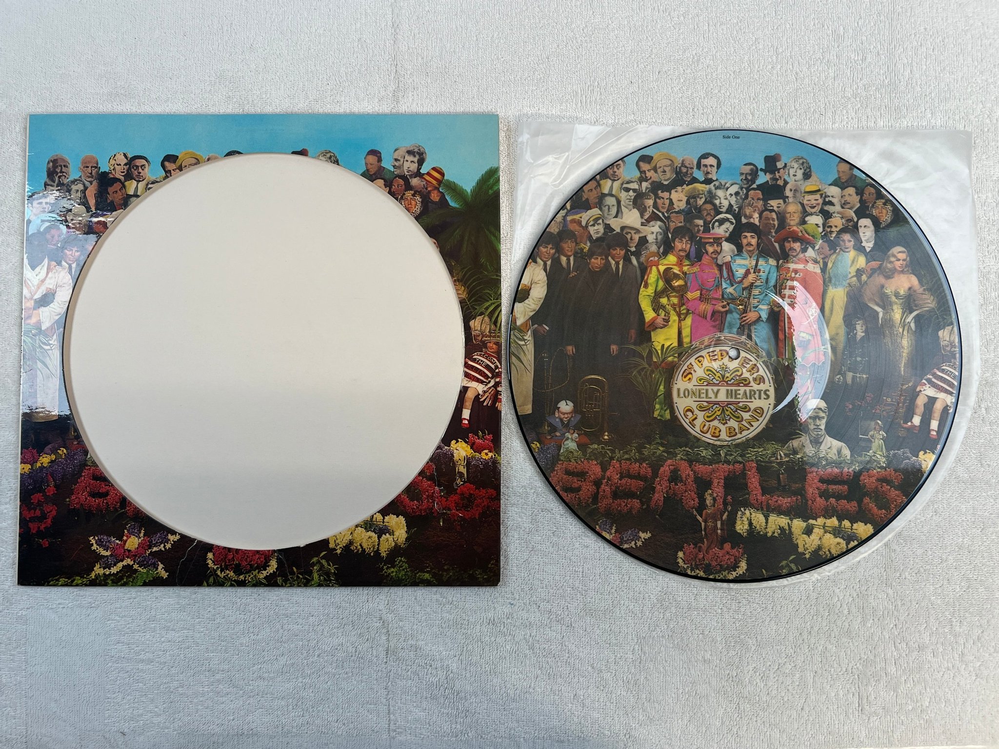 Omslagsbild för skivan THE BEATLES Sgt Pepper's lonely hearts club band LP Picture disc PARLOPHONE PHO 