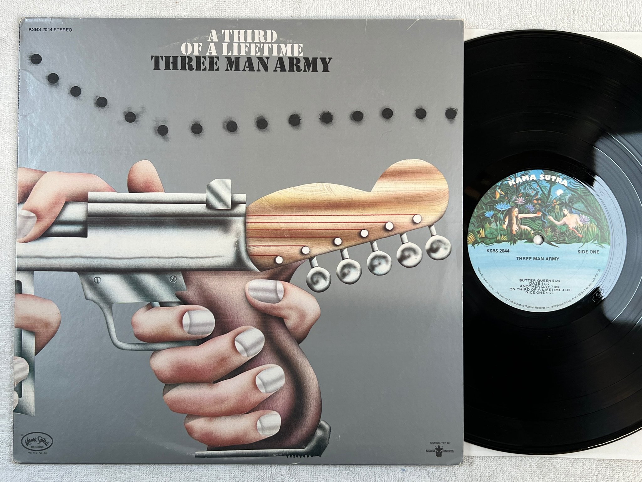 Omslagsbild för skivan THREE MAN ARMY LP -71/73 US KAMA SUTRA KSBS 2044 hard rock
