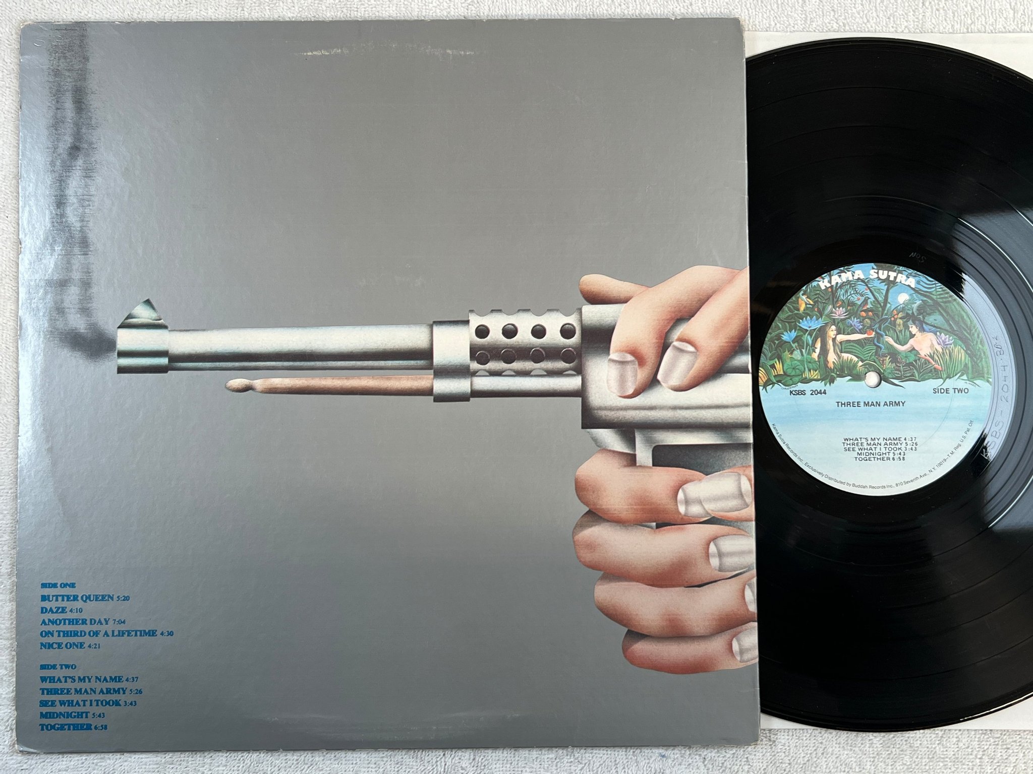Omslagsbild för skivan THREE MAN ARMY LP -71/73 US KAMA SUTRA KSBS 2044 hard rock