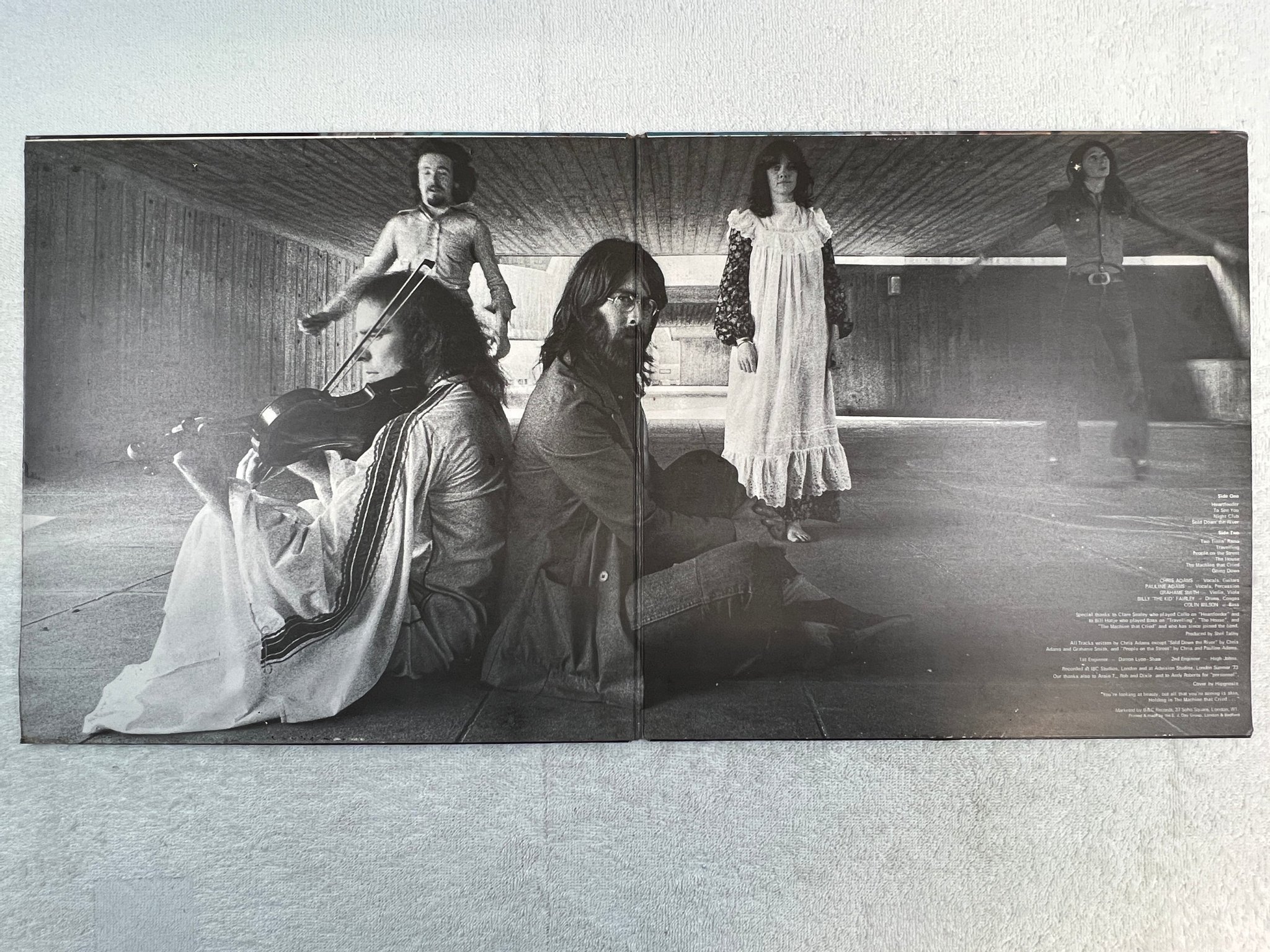 Omslagsbild för skivan STRING DRIVEN THING the machine that cried LP -73 UK FAMOUS CHARISMA CAS 1070