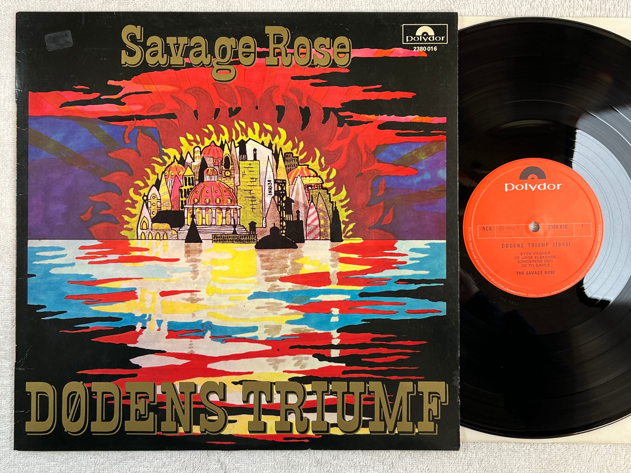 Omslagsbild för skivan THE SAVAGE ROSE dødens triumf LP ncb POLYDOR 2380016