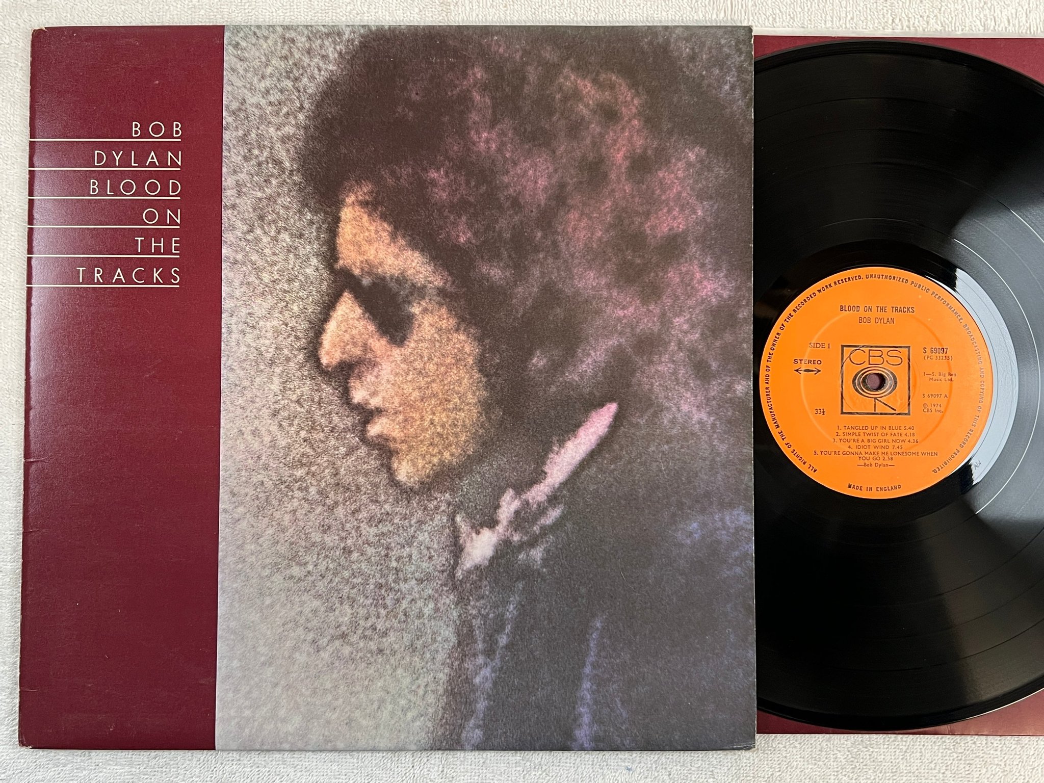 Omslagsbild för skivan BOB DYLAN blood on the tracks LP -74 UK CBS S 69097
