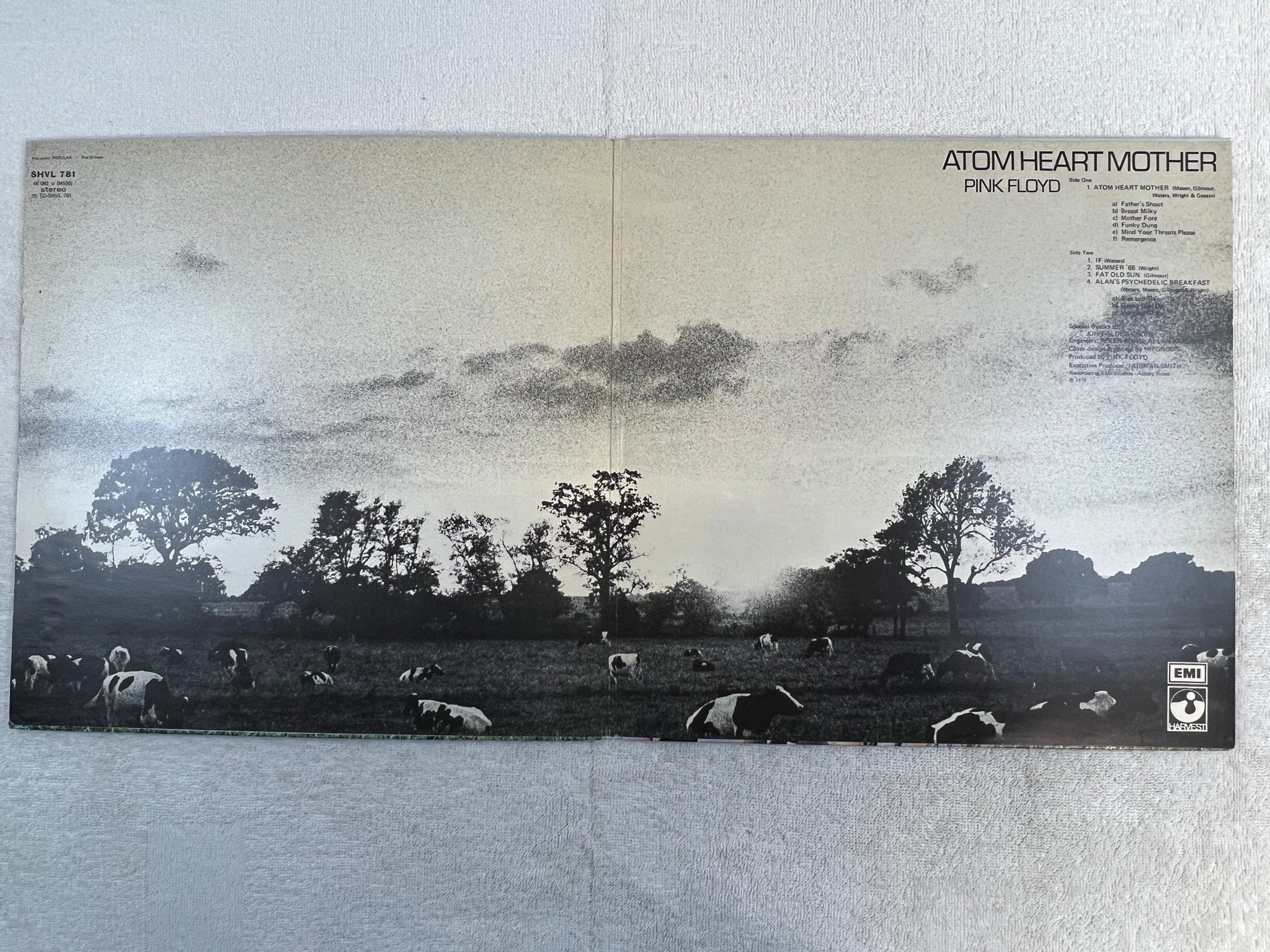 Omslagsbild för skivan PINK FLOYD atom heart mother LP re ncb HARVEST SHVL 781