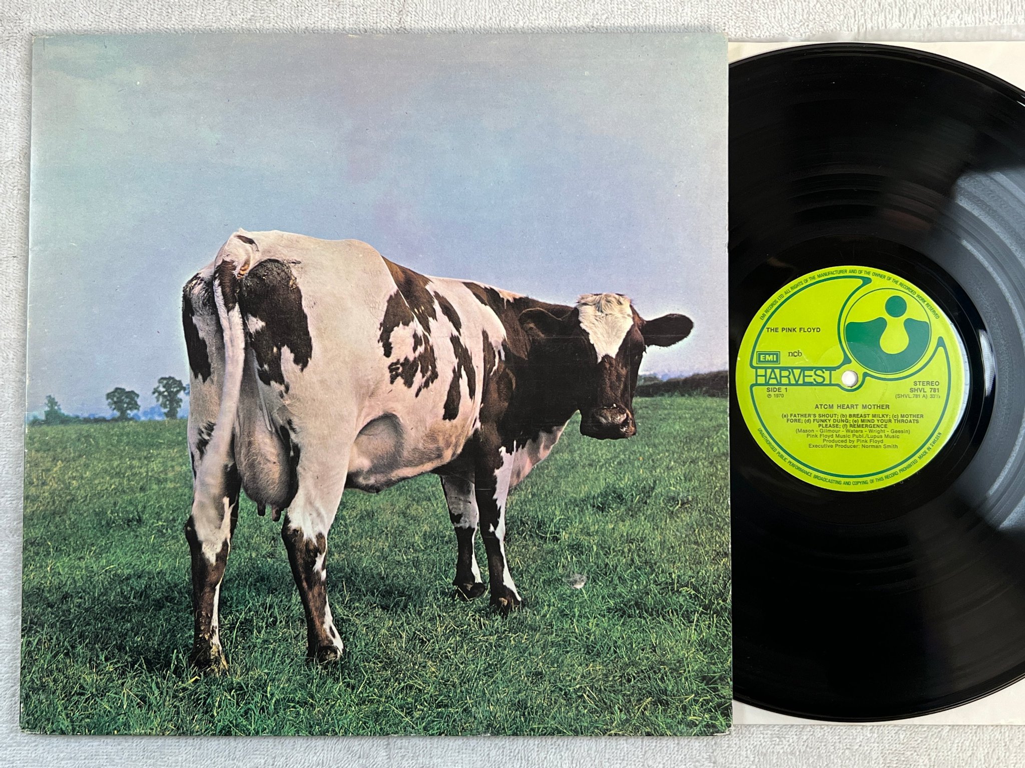 Omslagsbild för skivan PINK FLOYD atom heart mother LP re ncb HARVEST SHVL 781