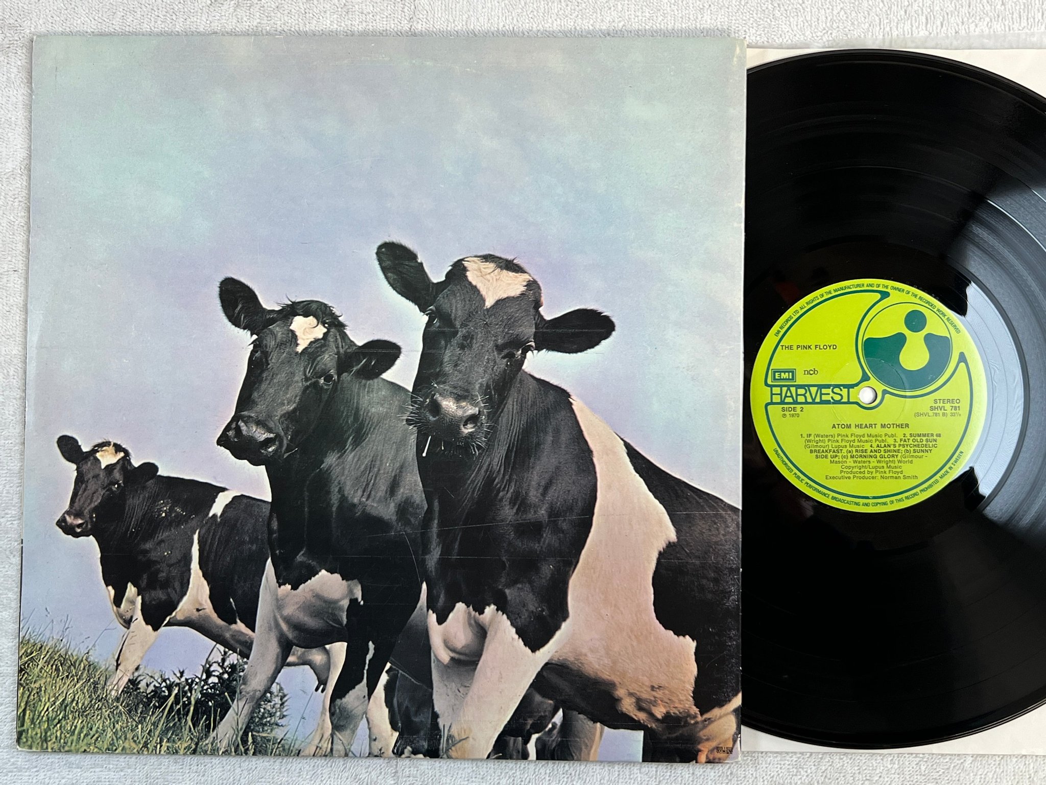 Omslagsbild för skivan PINK FLOYD atom heart mother LP re ncb HARVEST SHVL 781