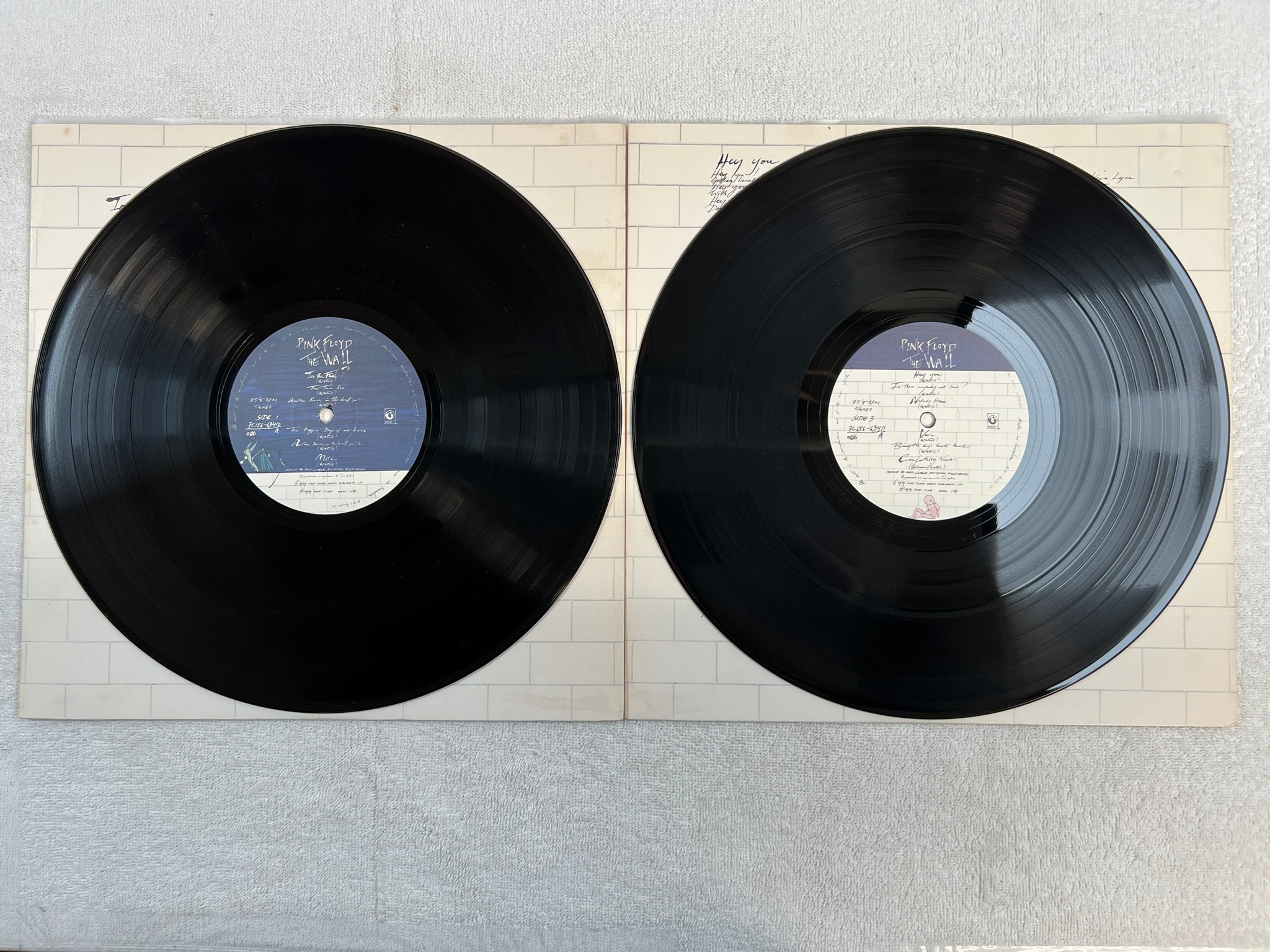 Omslagsbild för skivan PINK FLOYD the wall 2xLP -79 Swe HARVEST 7C 156-63410 