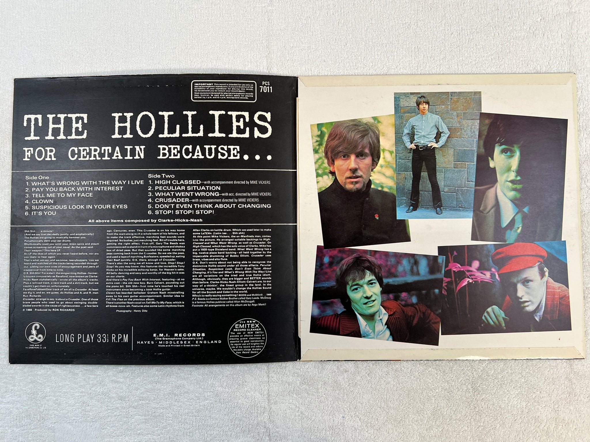 Omslagsbild för skivan THE HOLLIES for certain because... LP -66 UK PARLOPHONE PCS 7011